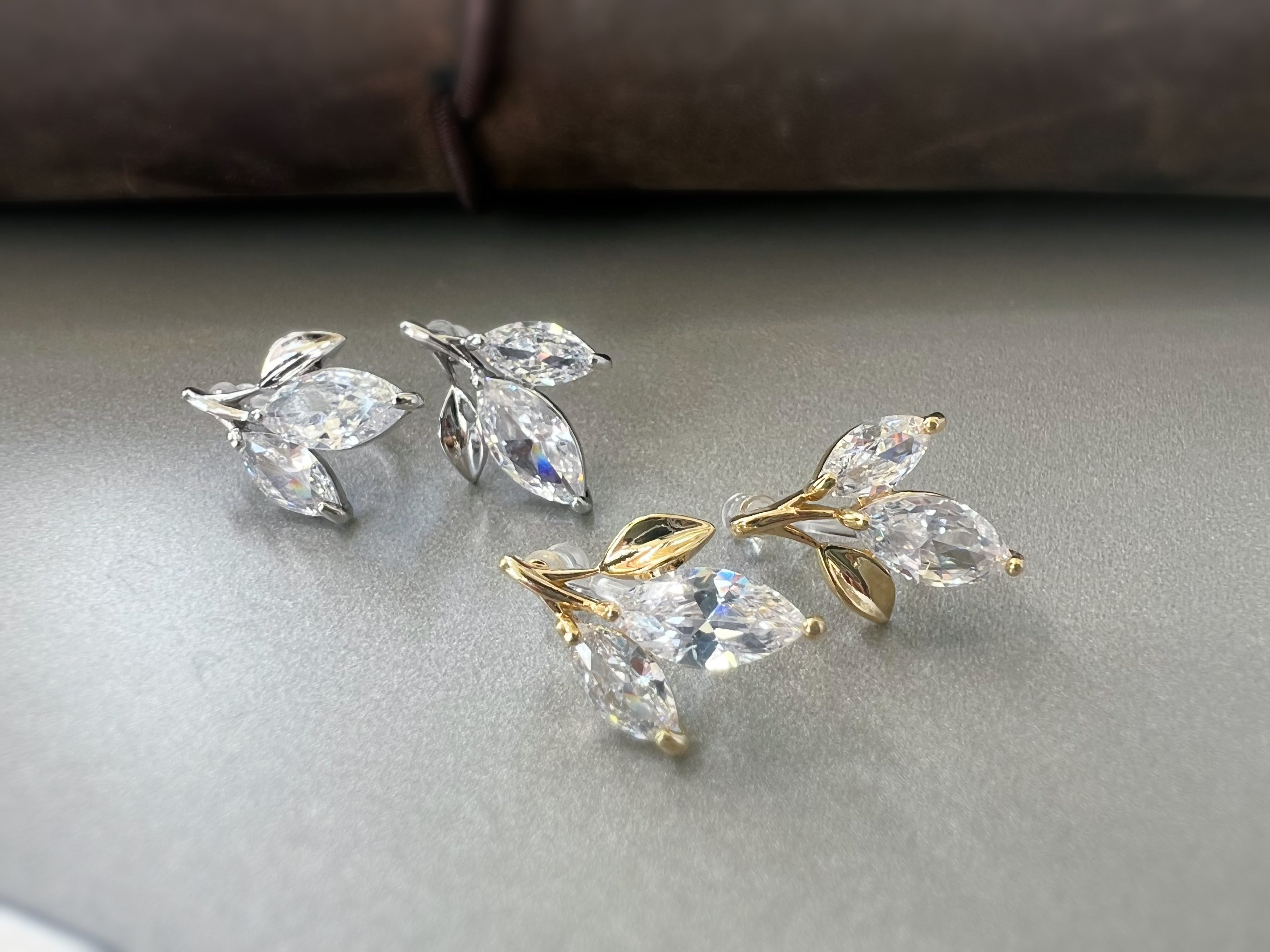 Feuille Élégante – Zircons Or Argent