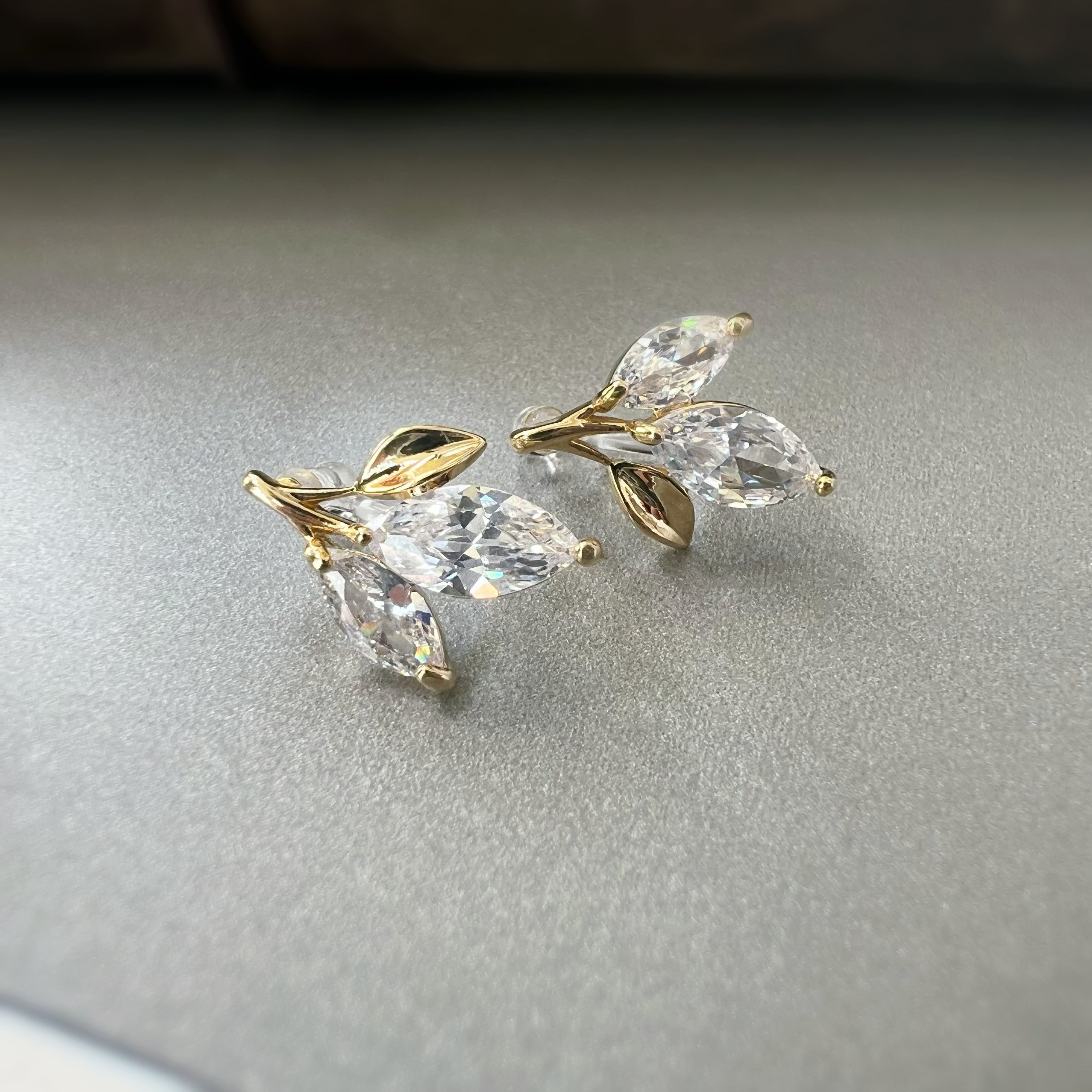 Feuille Élégante – Zircons Or Argent