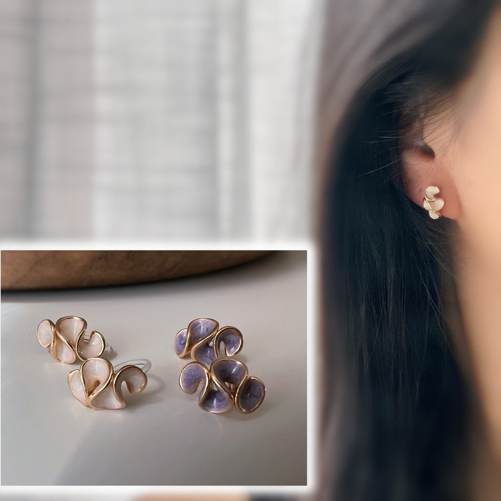 Clips d’oreilles jolis pétales à finition émaillée effet crème