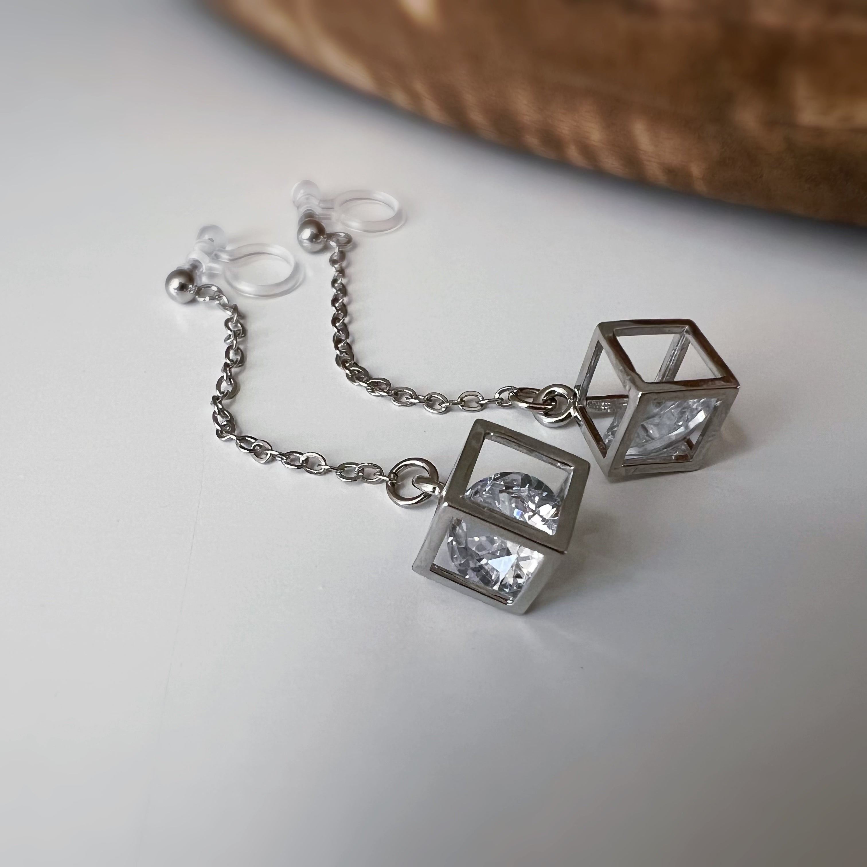 Chaîne dorée & cube avec strass