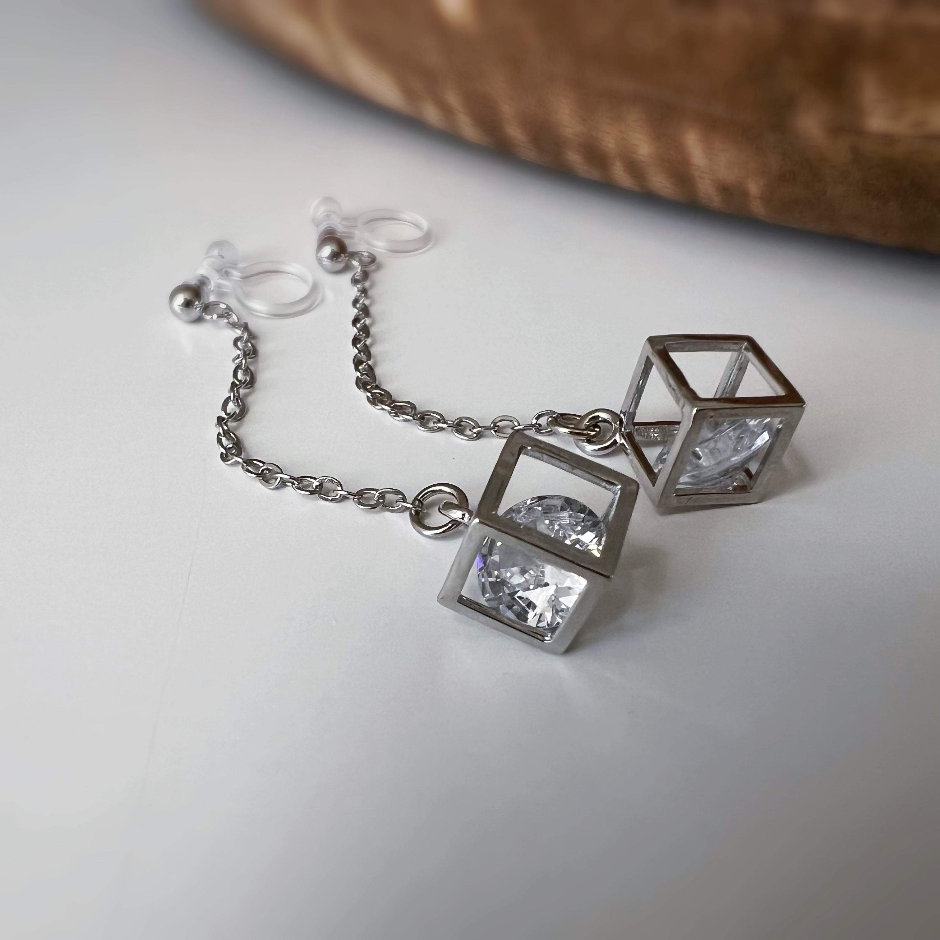 Chaîne dorée & cube avec strass