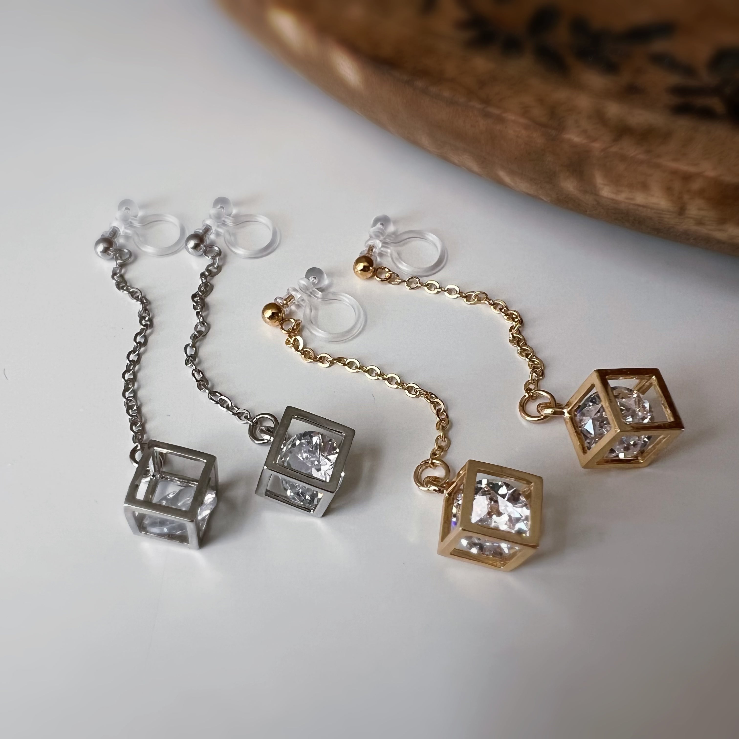 Chaîne dorée & cube avec strass