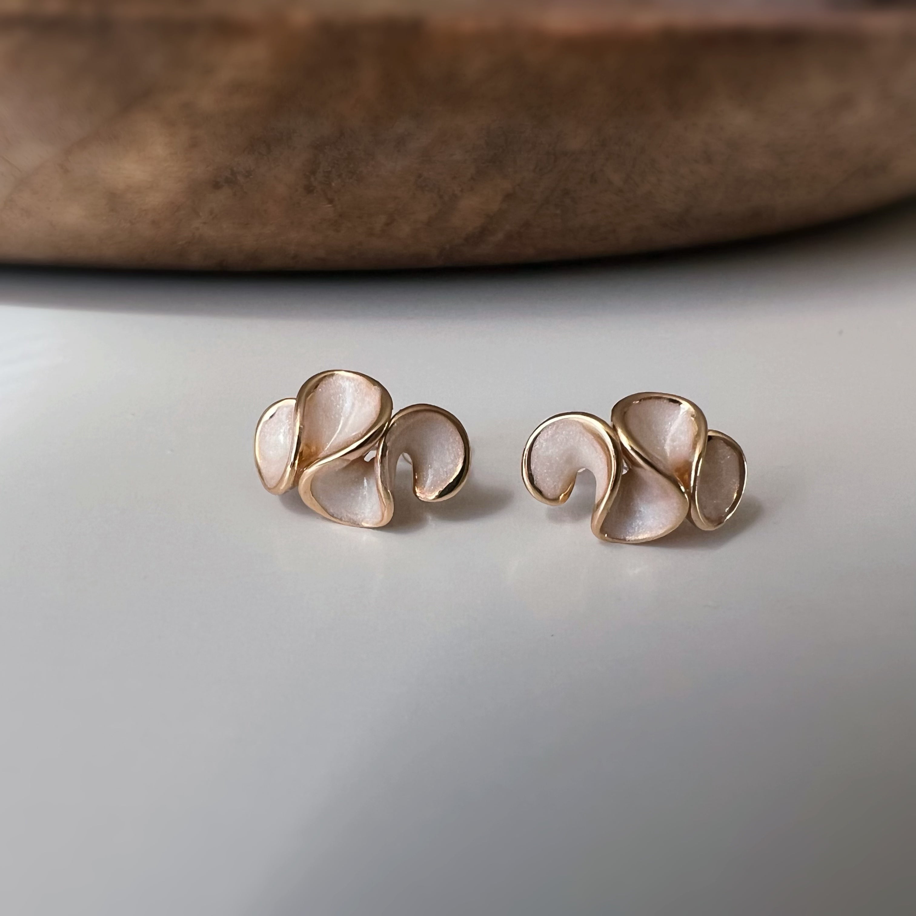 Clips d’oreilles jolis pétales à finition émaillée effet crème