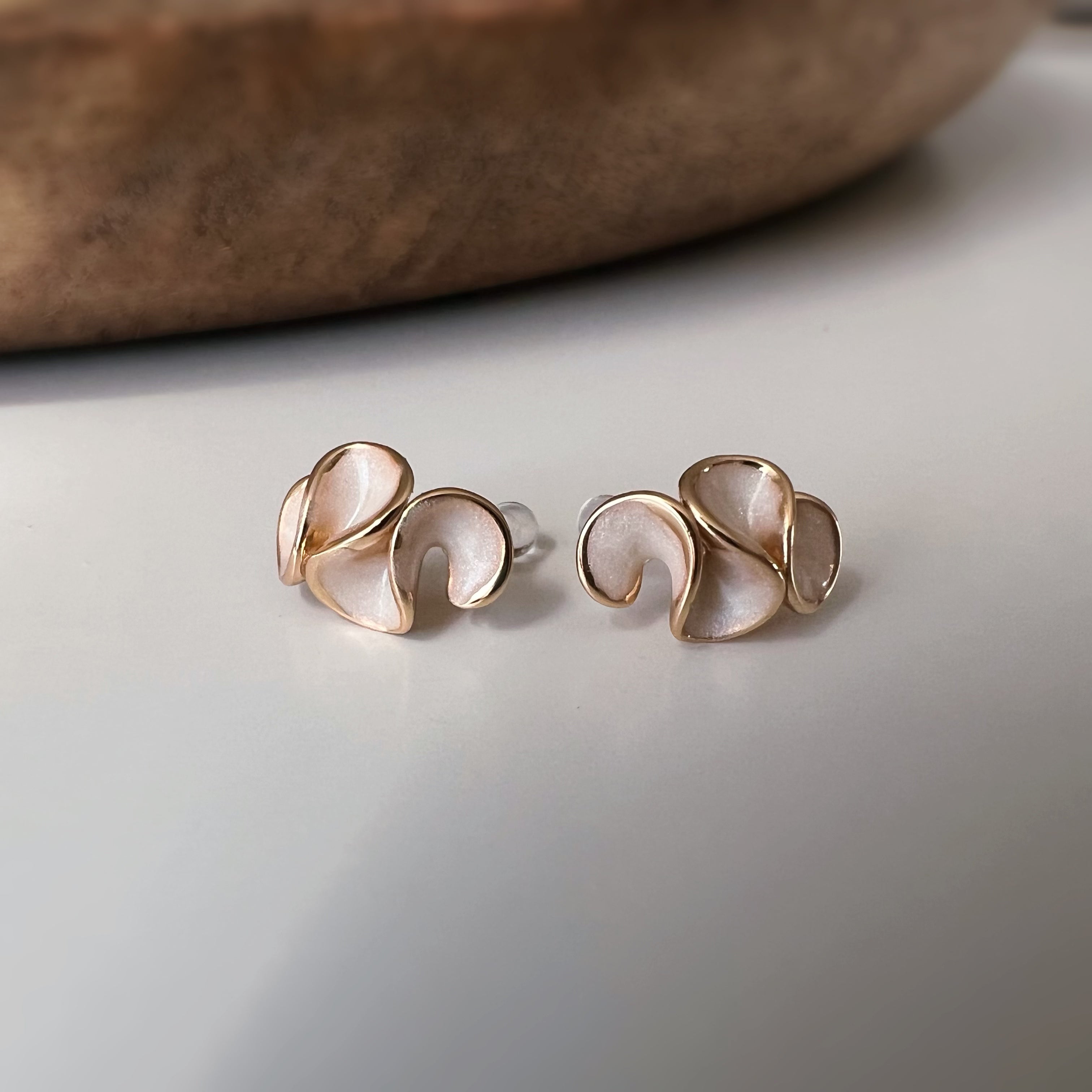 Clips d’oreilles jolis pétales à finition émaillée effet crème