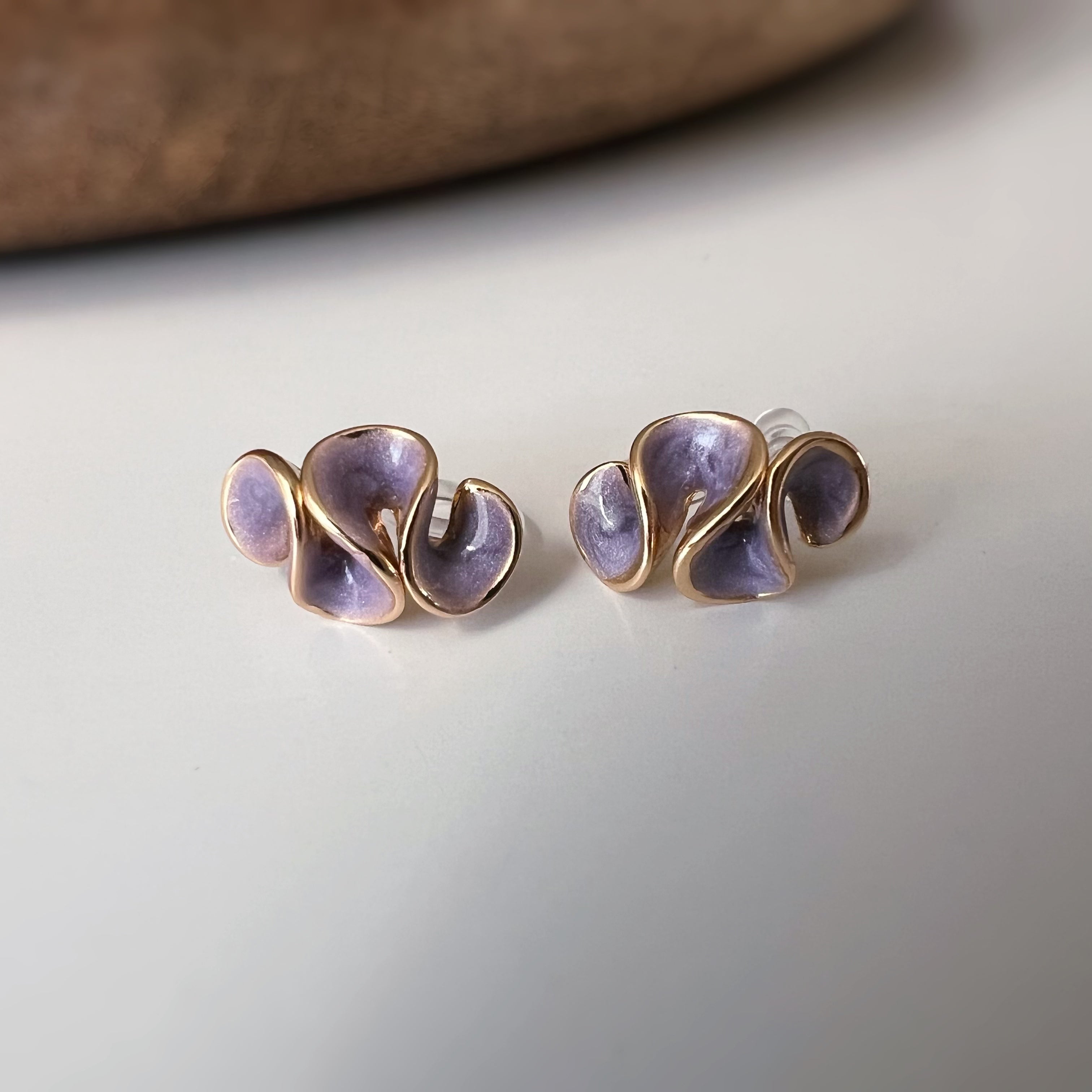 Clips d’oreilles jolis pétales à finition émaillée effet crème