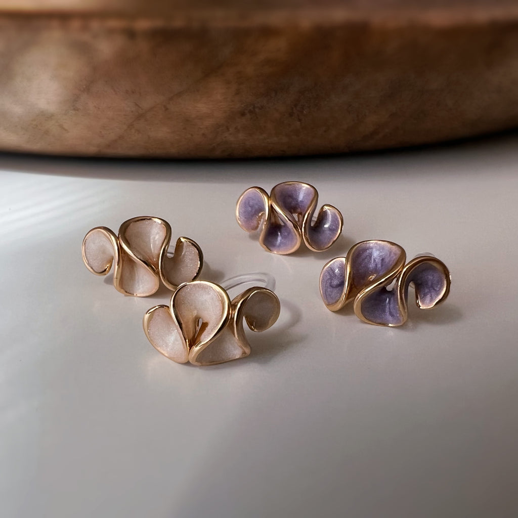 Clips d’oreilles jolis pétales à finition émaillée effet crème