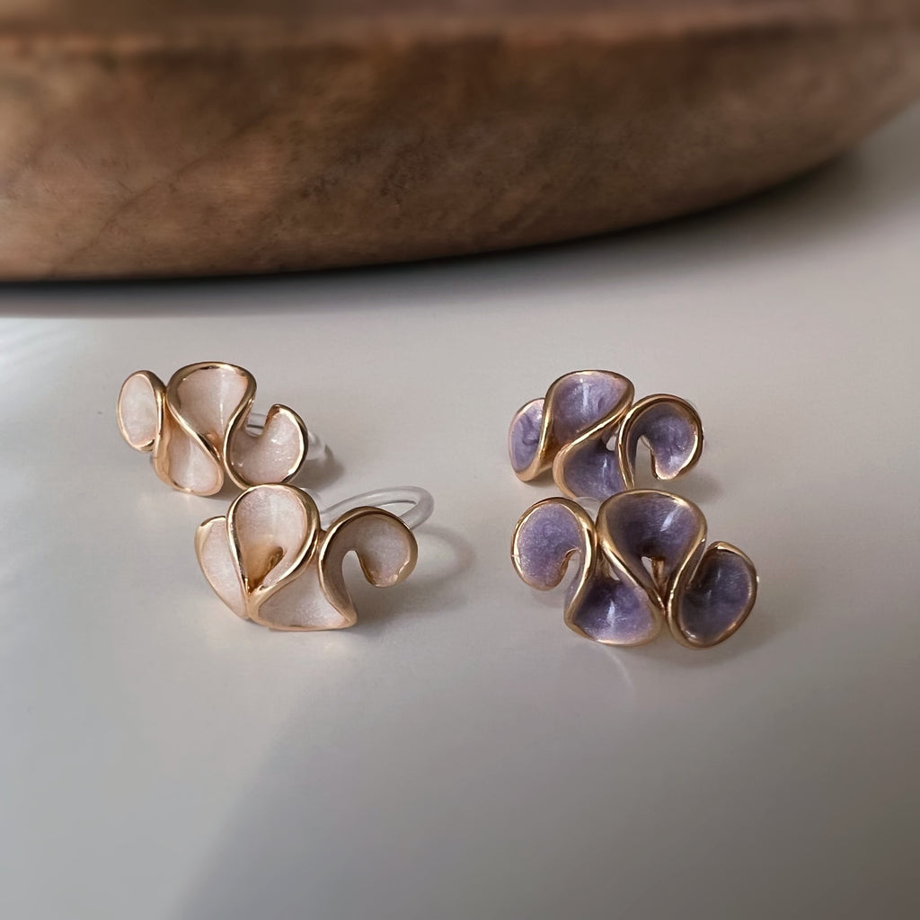 Clips d’oreilles jolis pétales à finition émaillée effet crème