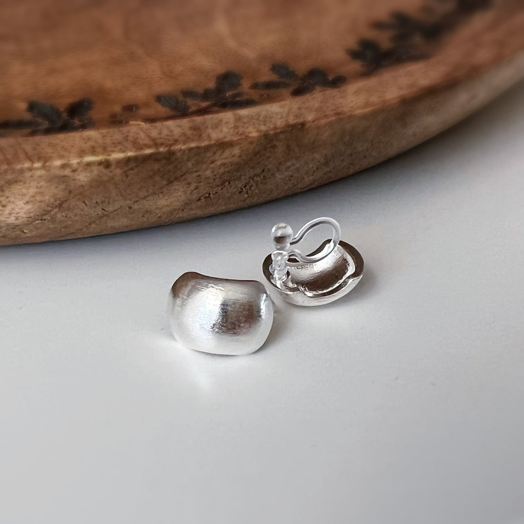 Clips d’oreilles petit carré  arrondi argenté