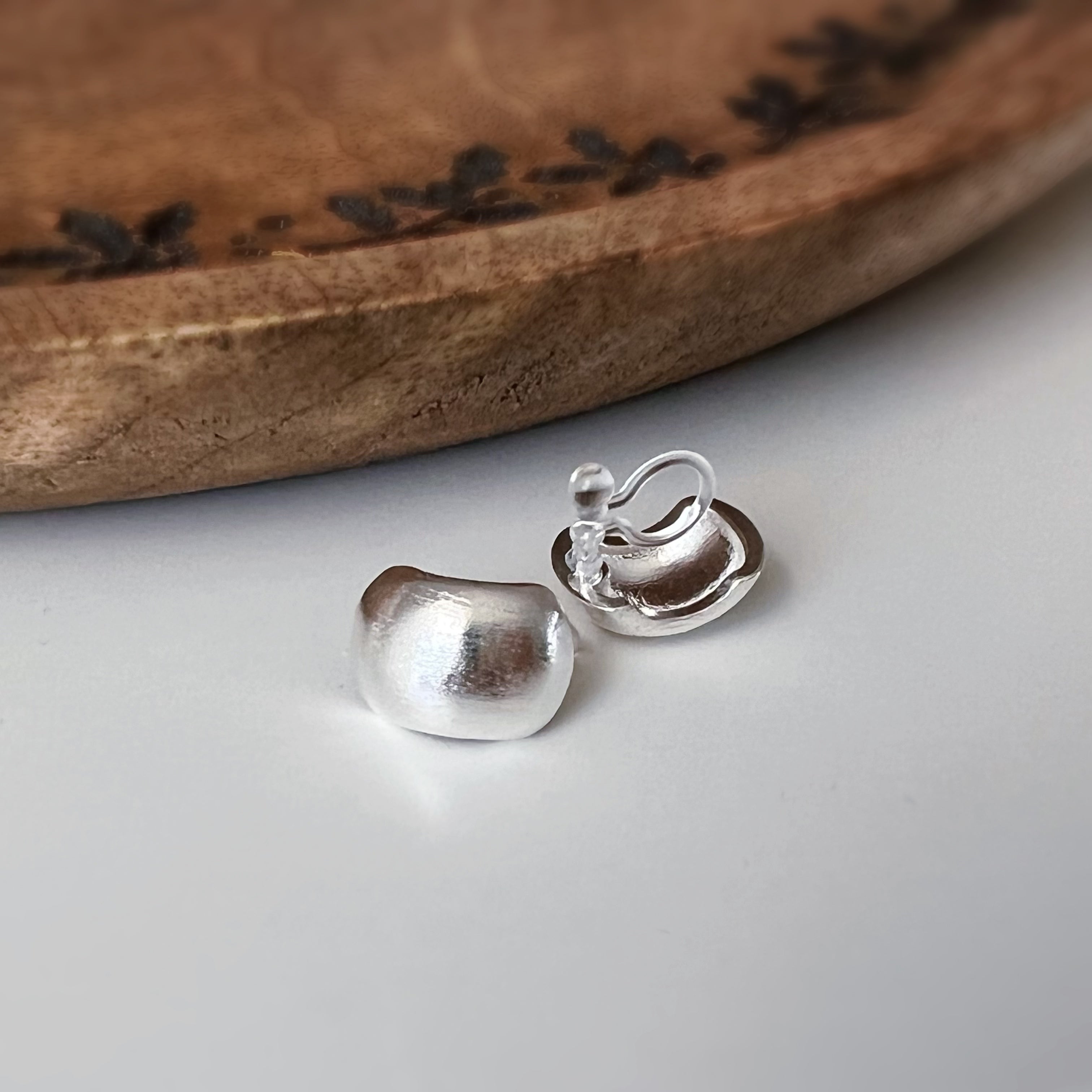 Clips d’oreilles petit carré  arrondi argenté