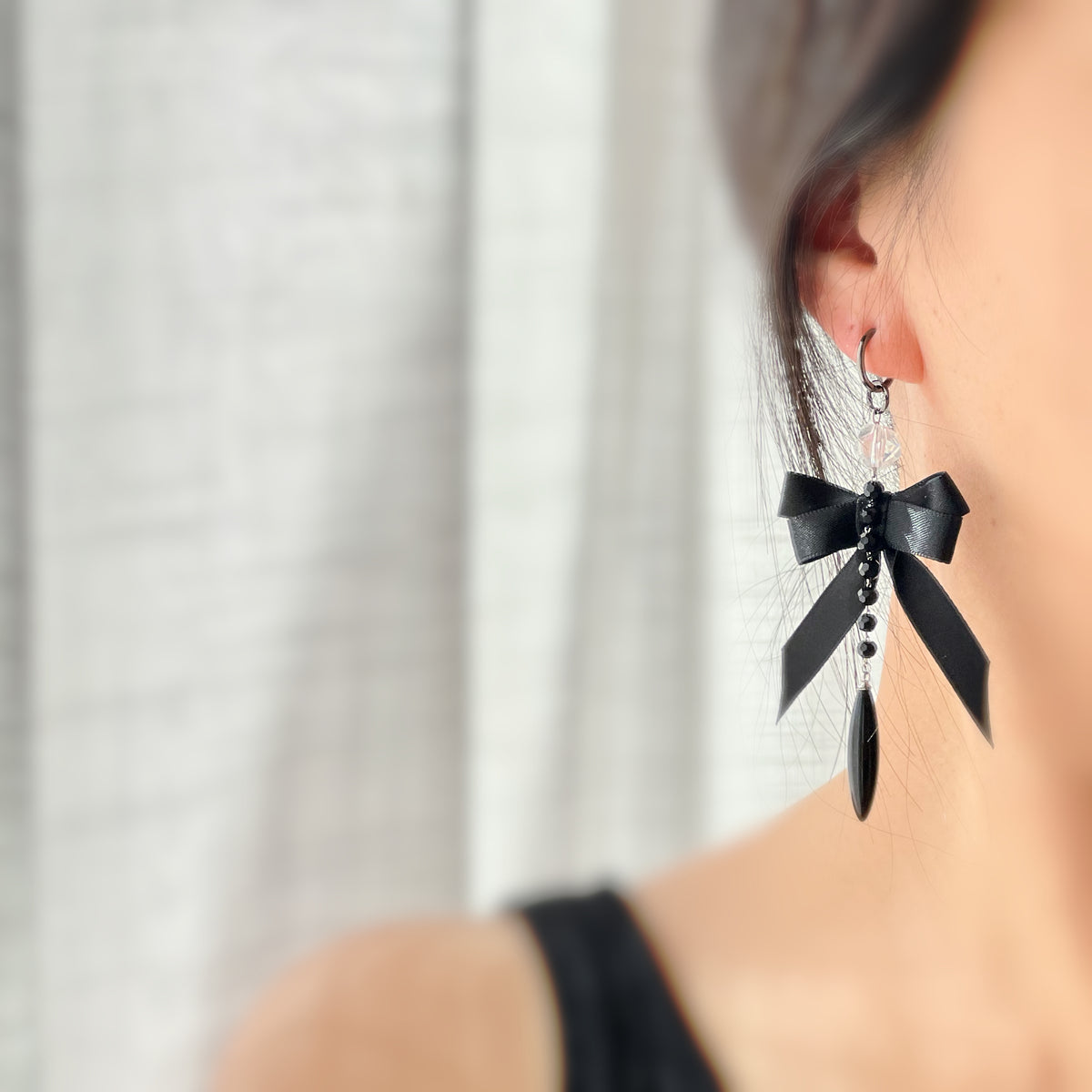 Clips d’oreilles sans perçage Halloween 2 en 1 – nœud noir gothique