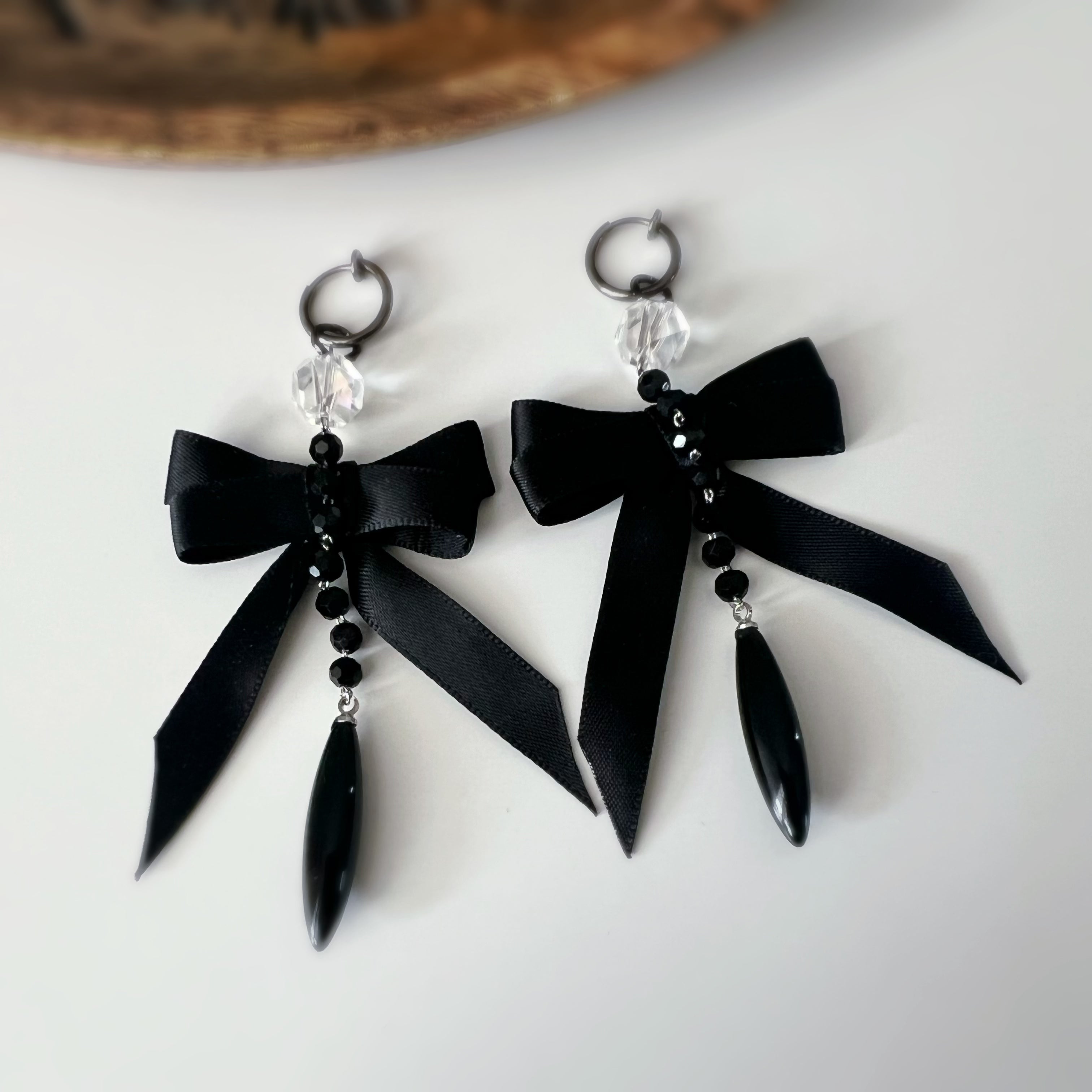 Clips d’oreilles sans perçage Halloween 2 en 1 – nœud noir gothique