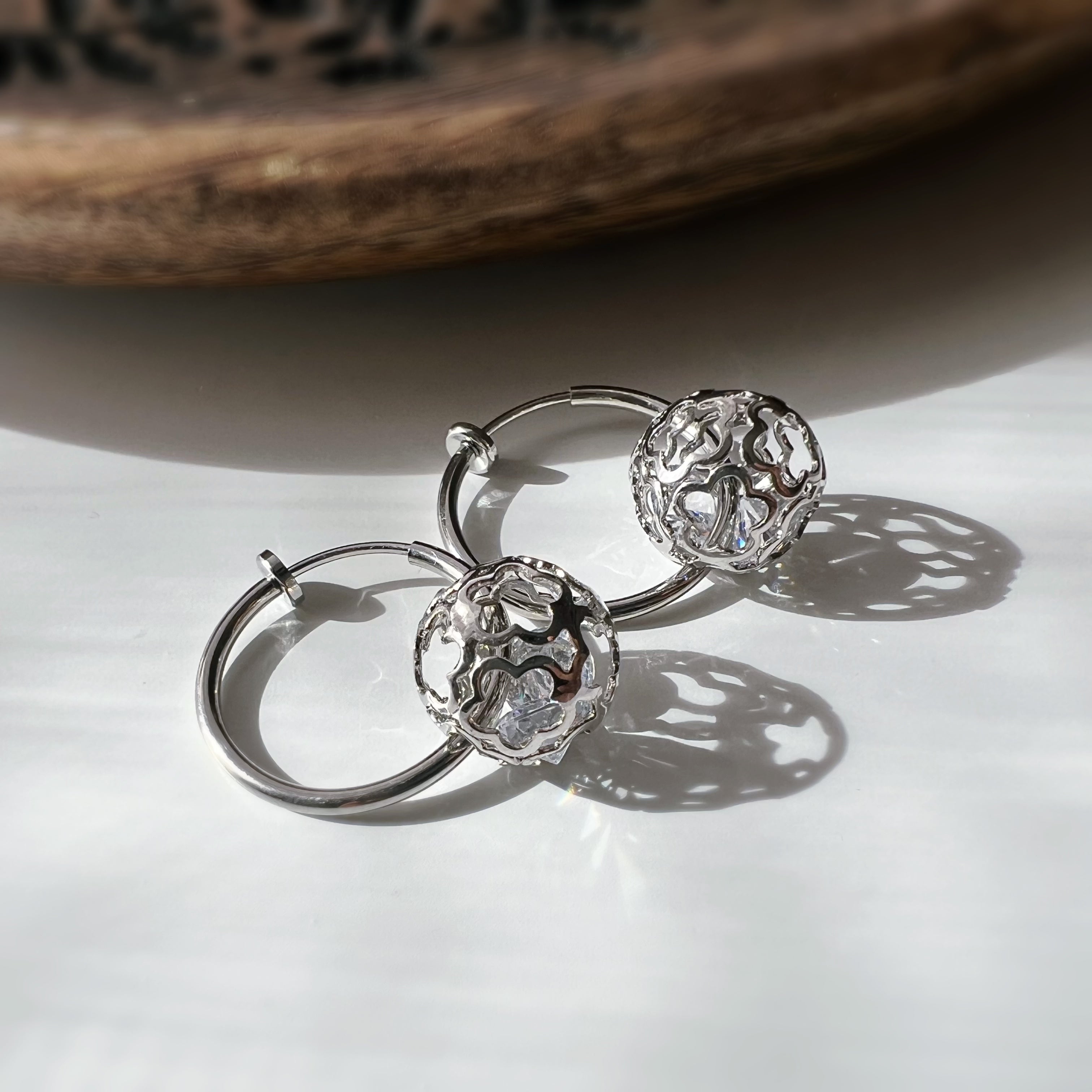 Clips créoles argentés 2-en-1 avec pendentif floral