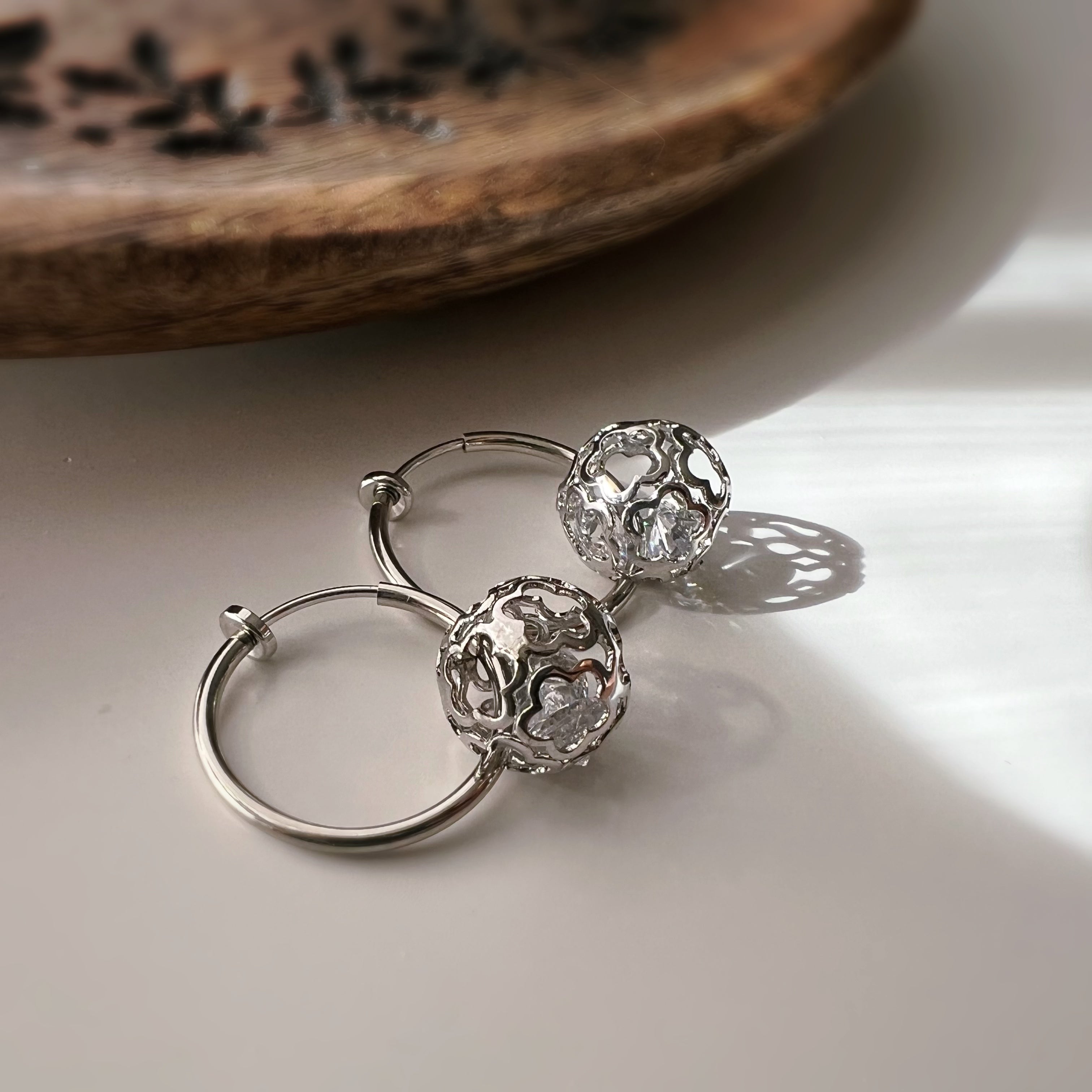 Clips créoles argentés 2-en-1 avec pendentif floral