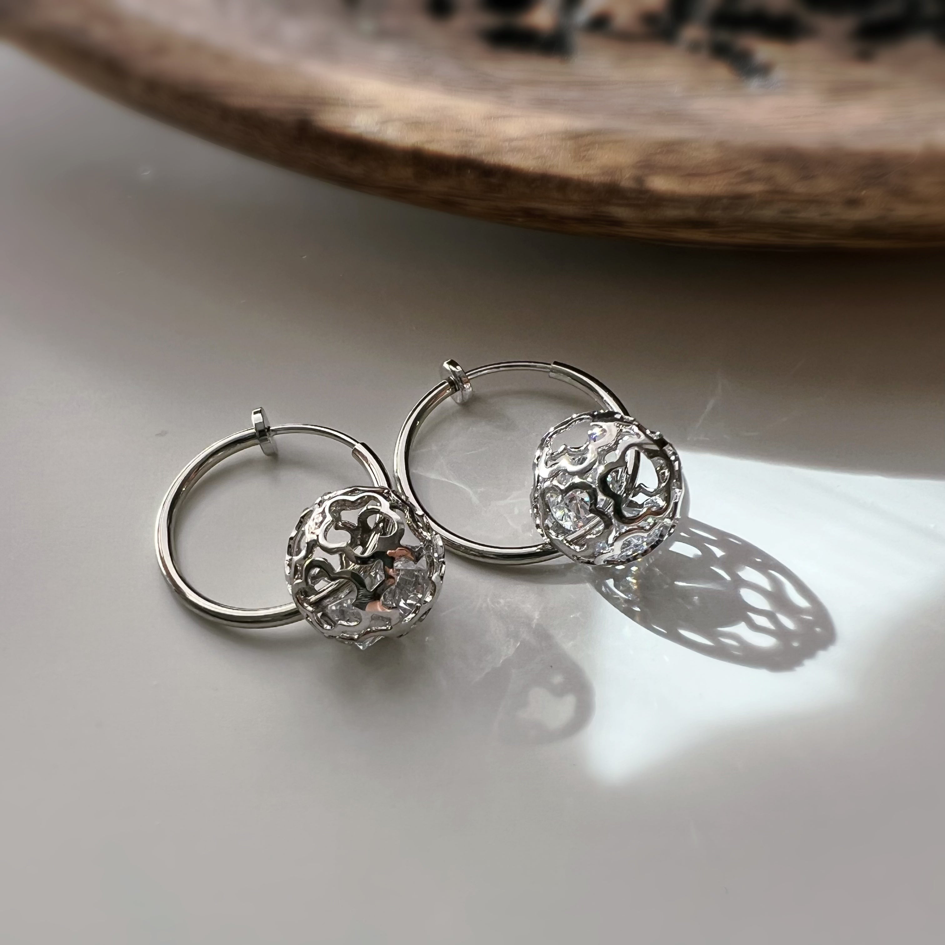 Clips créoles argentés 2-en-1 avec pendentif floral