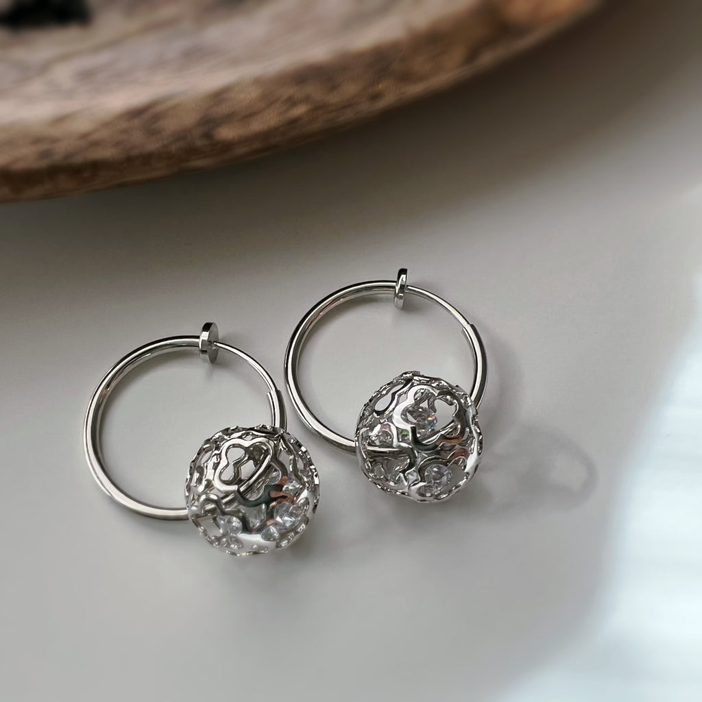 Clips créoles argentés 2-en-1 avec pendentif floral
