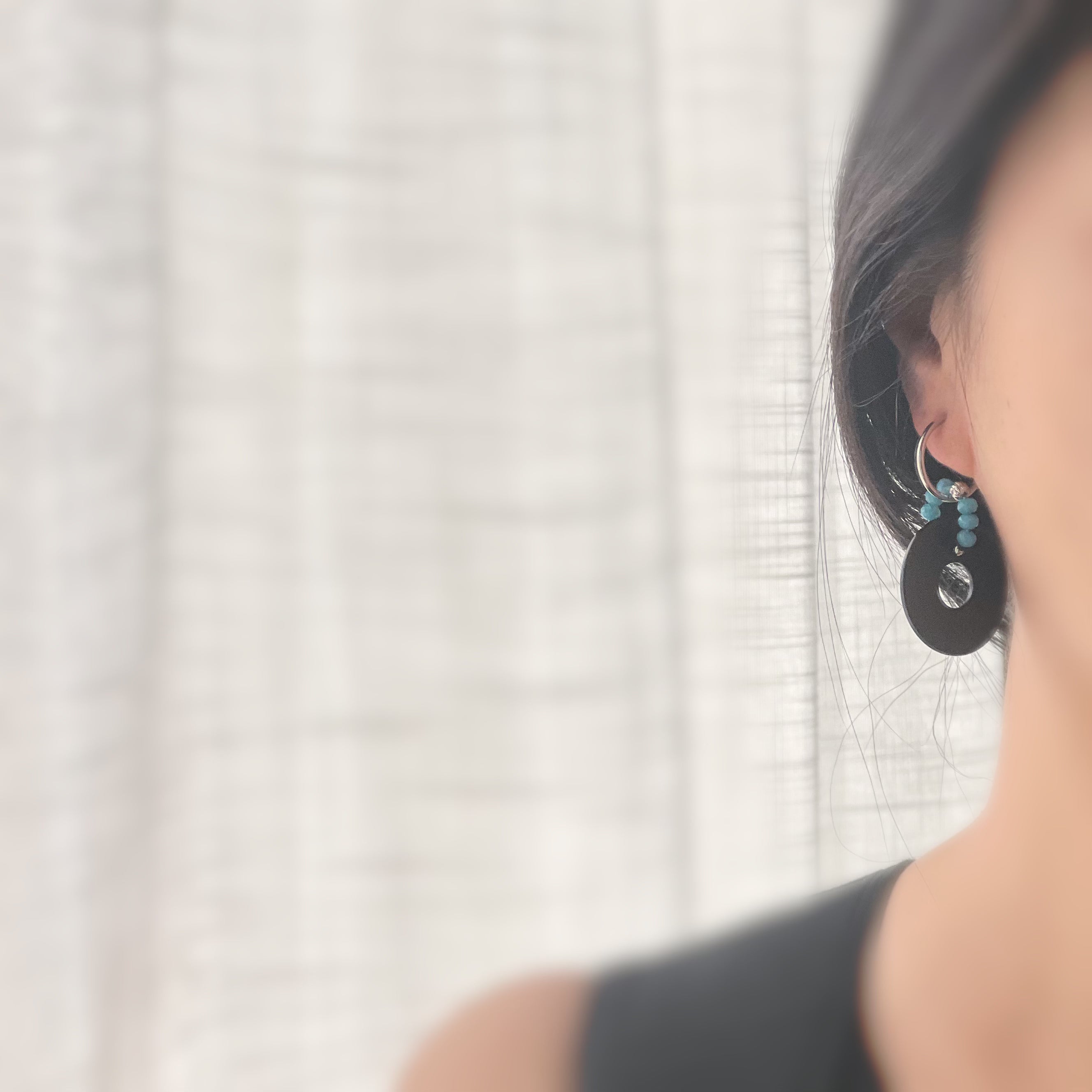 Créoles Modernes – Cercle Noir & Perles Turquoise