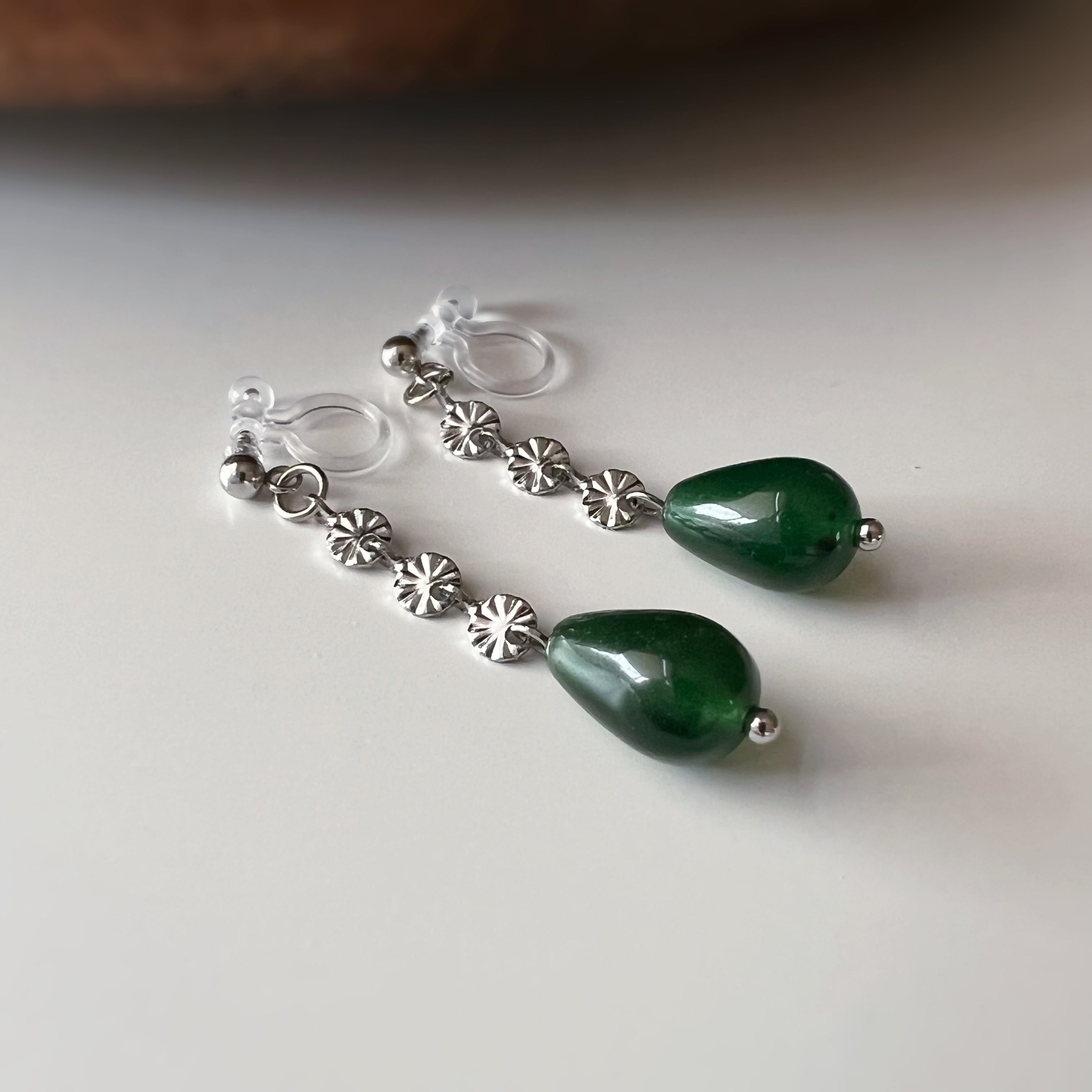 Clips d’oreilles goutte verte Chaîne couleur argent
