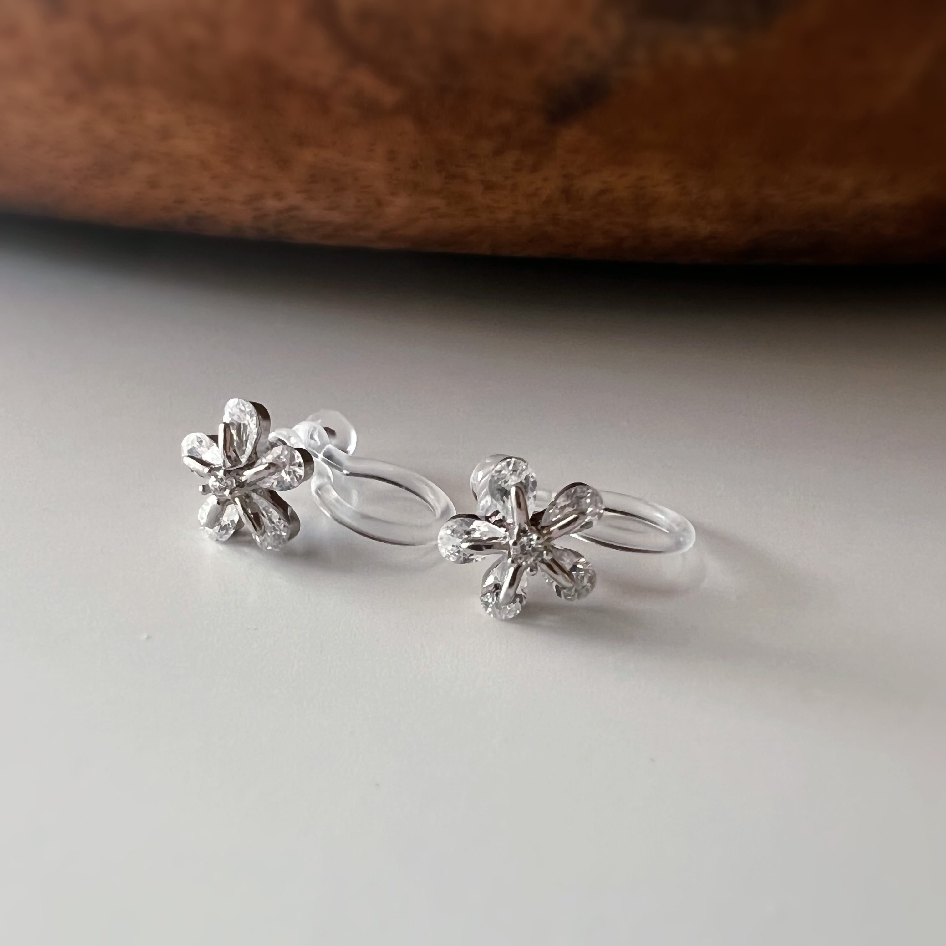 Clips d’oreilles sans perçage fleur argentée