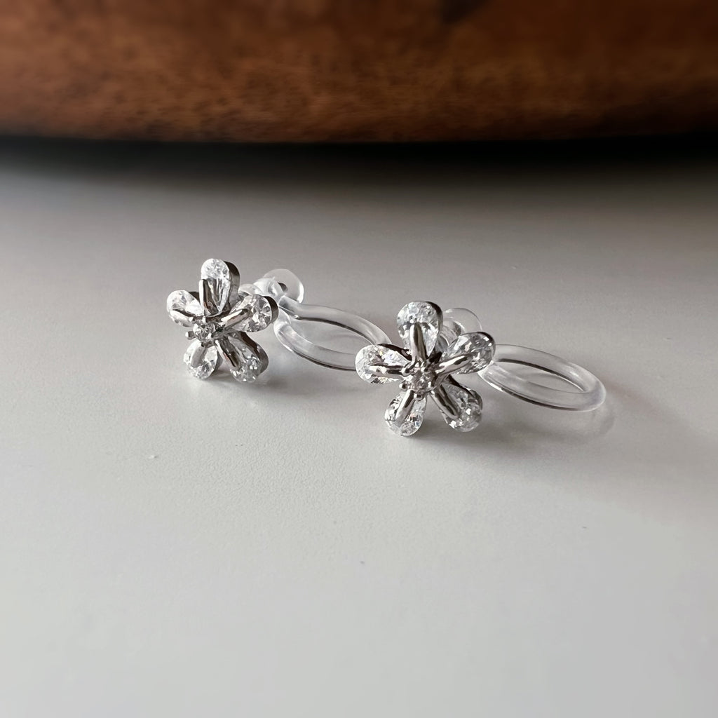 Clips d’oreilles sans perçage fleur argentée