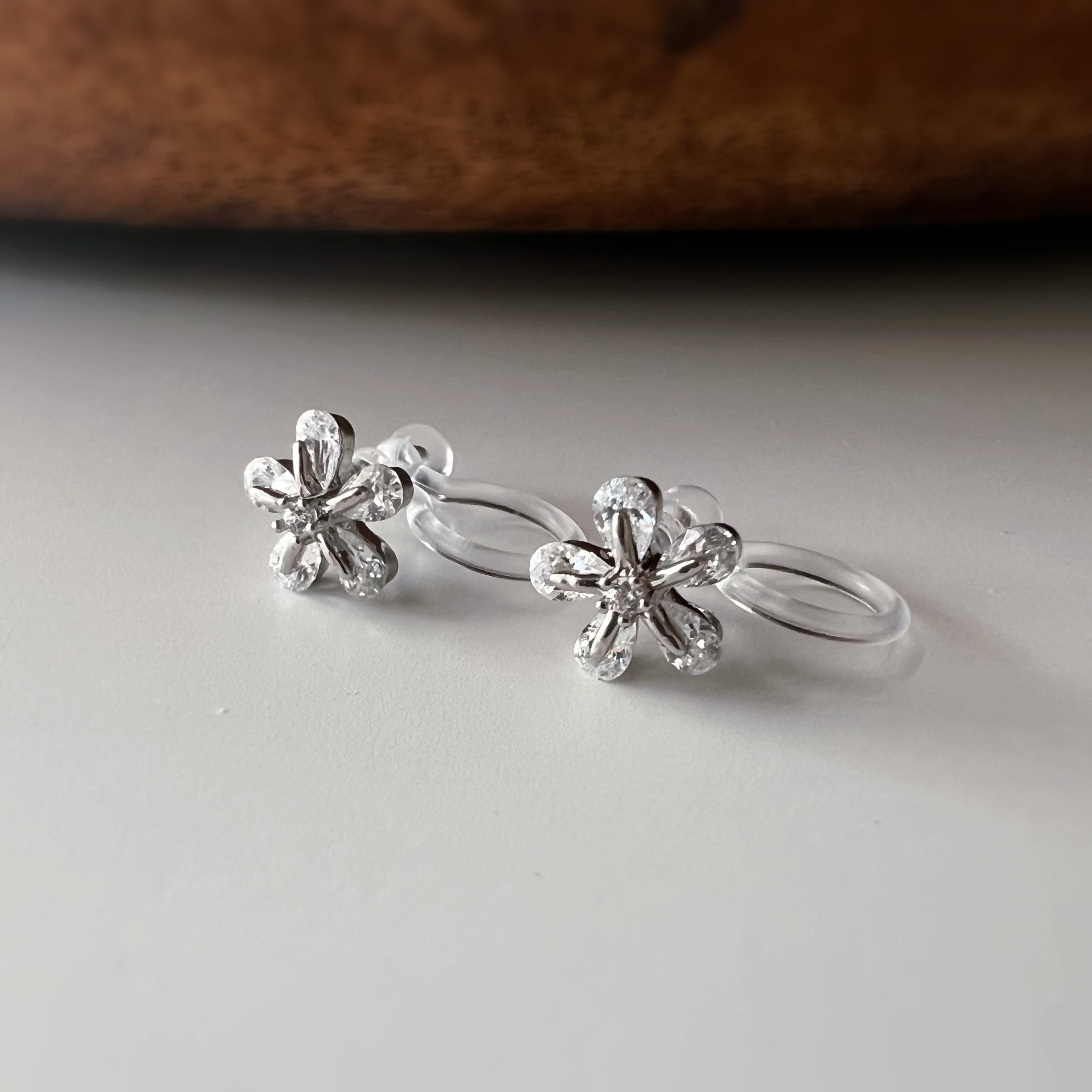 Clips d’oreilles sans perçage fleur argentée