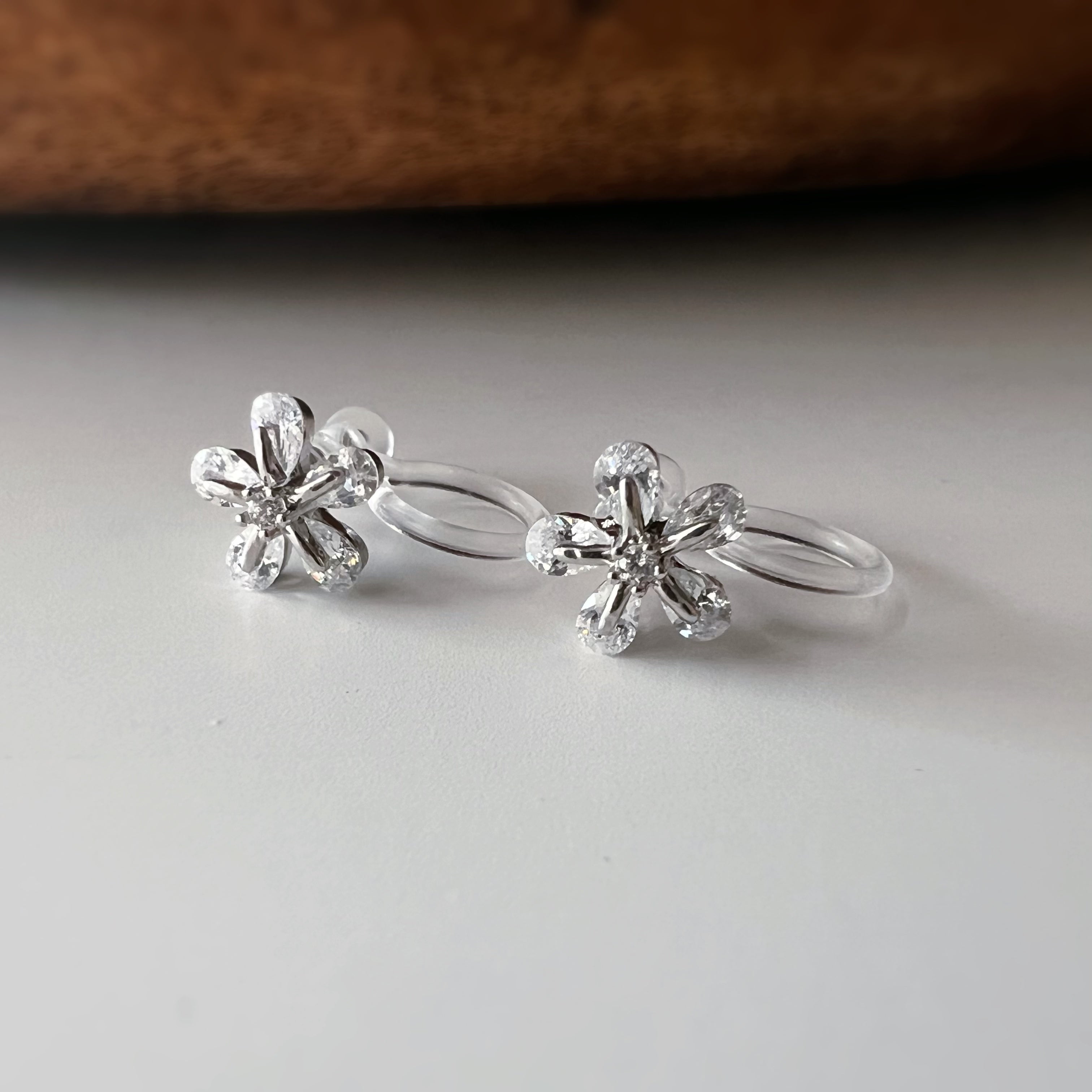 Clips d’oreilles sans perçage fleur argentée