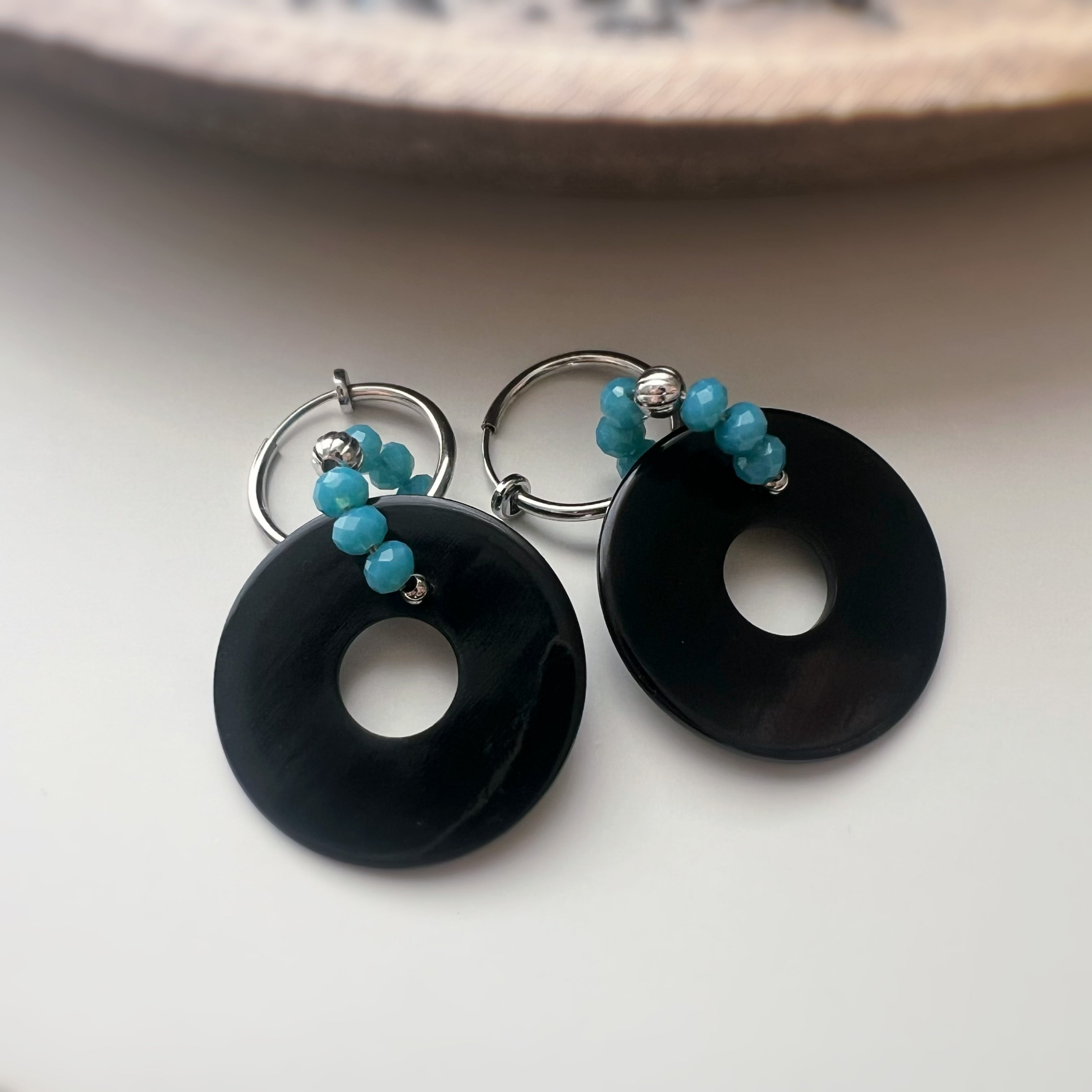 Créoles Modernes – Cercle Noir & Perles Turquoise
