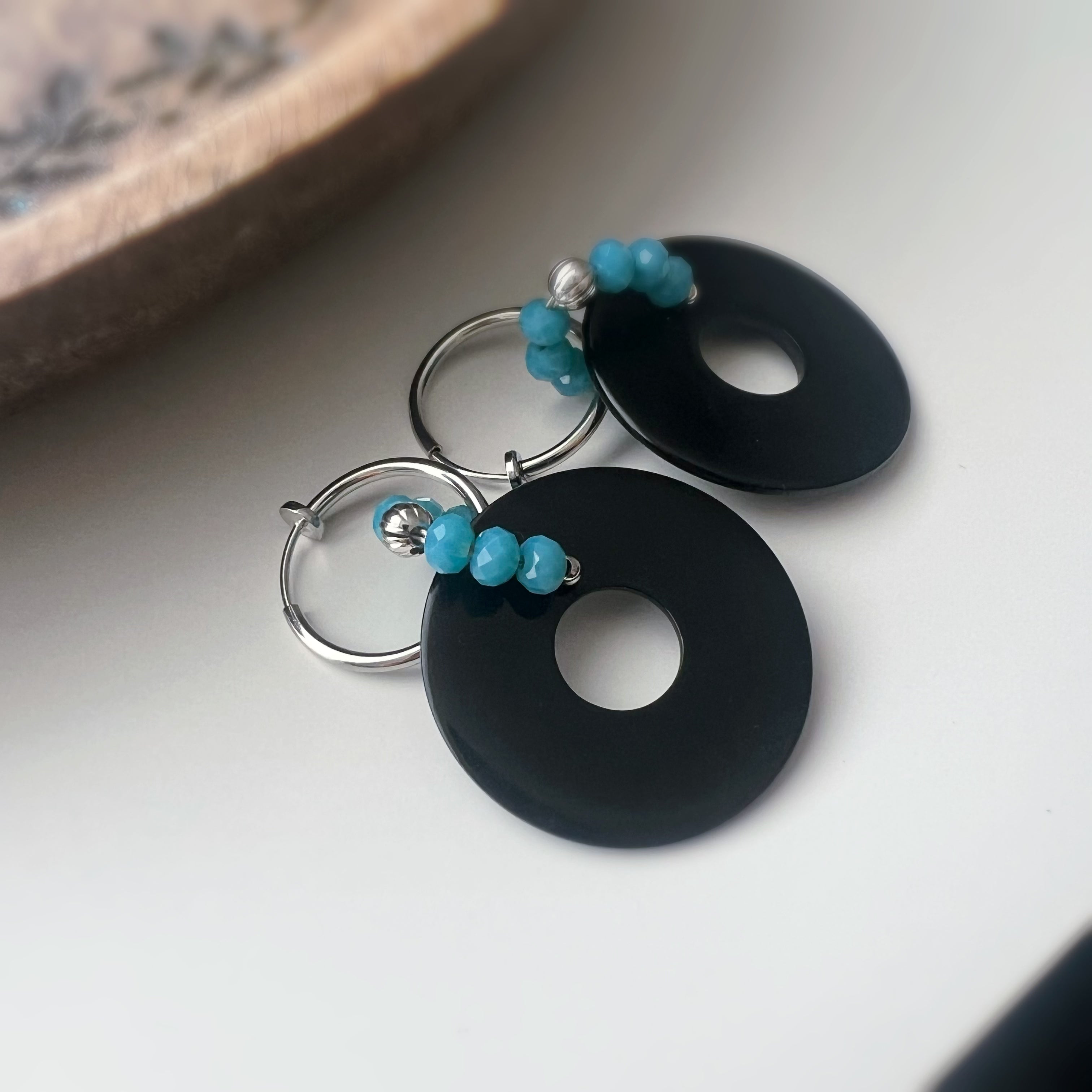 Créoles Modernes – Cercle Noir & Perles Turquoise