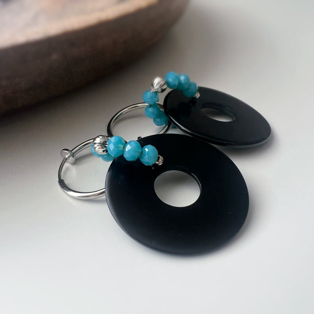 Créoles Modernes – Cercle Noir & Perles Turquoise