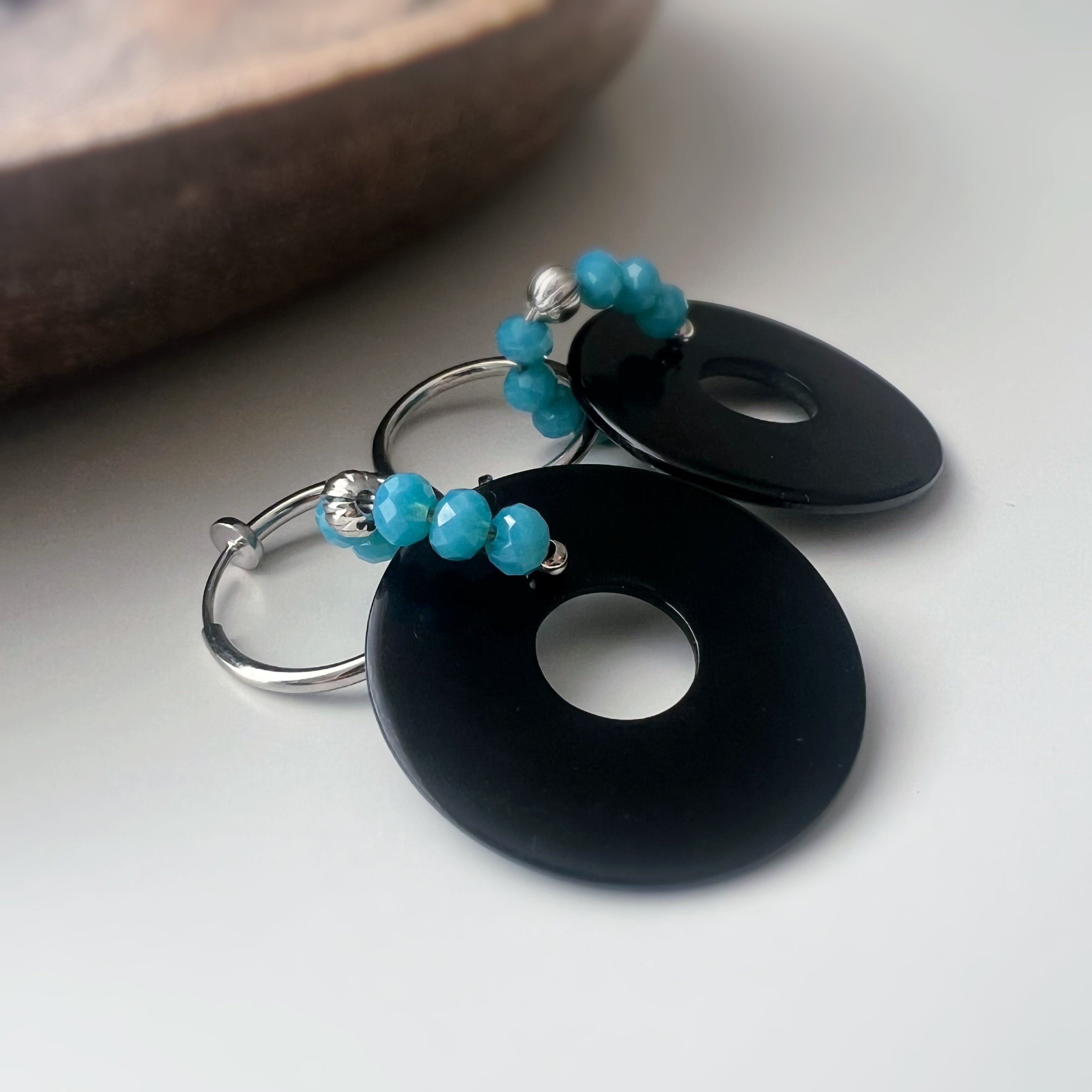 Créoles Modernes – Cercle Noir & Perles Turquoise