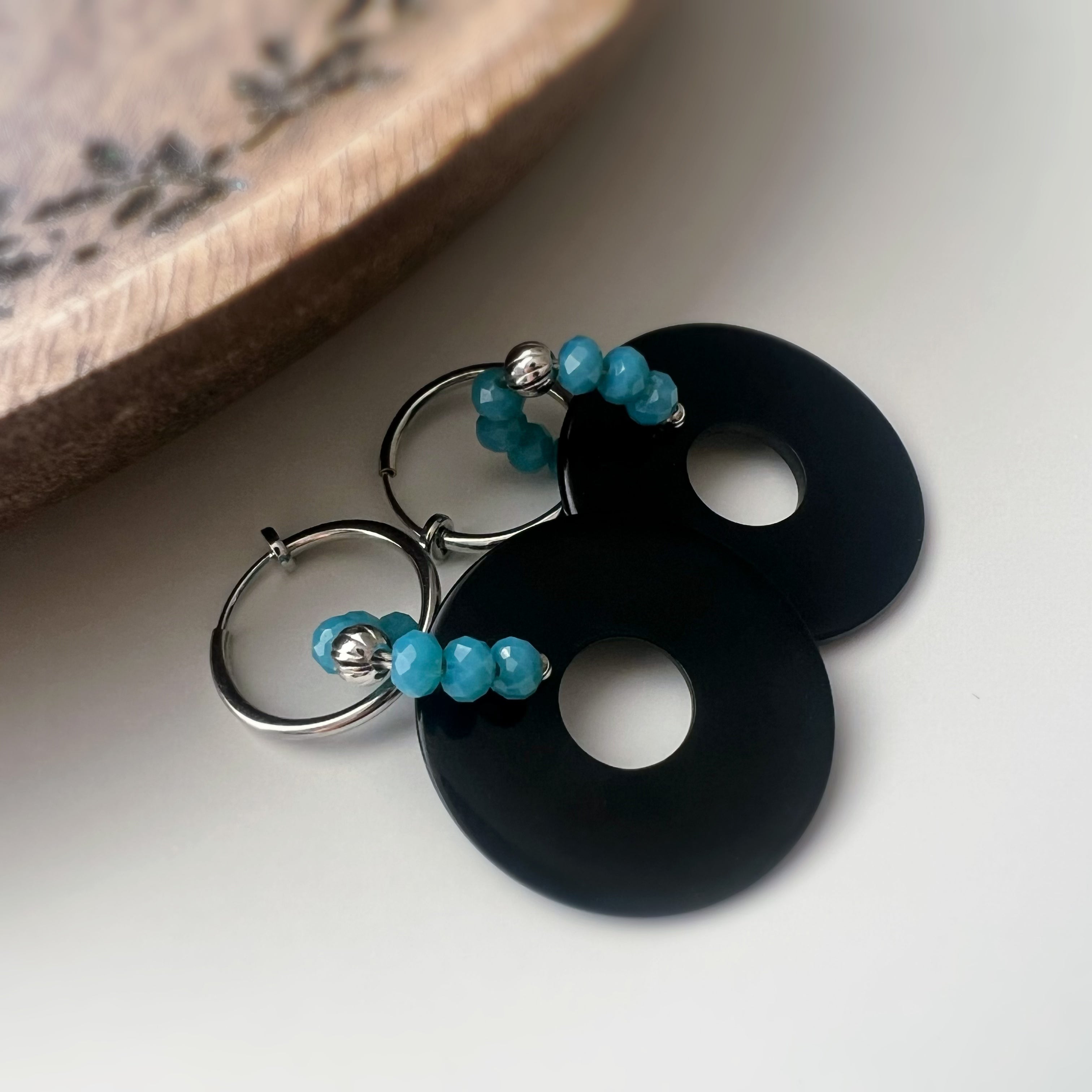 Créoles Modernes – Cercle Noir & Perles Turquoise