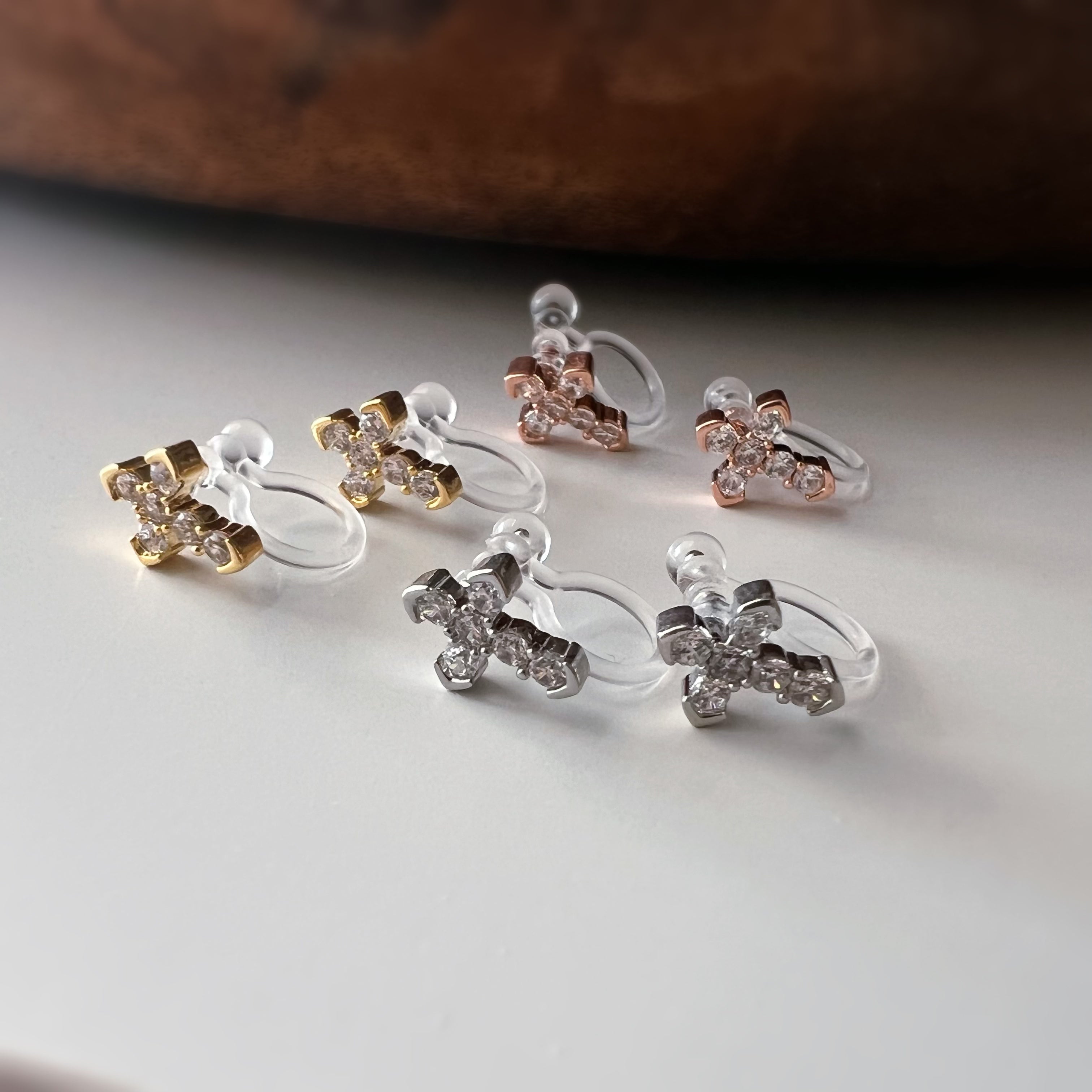 Clips d’oreilles croix strass, couleur or argent ou or rose