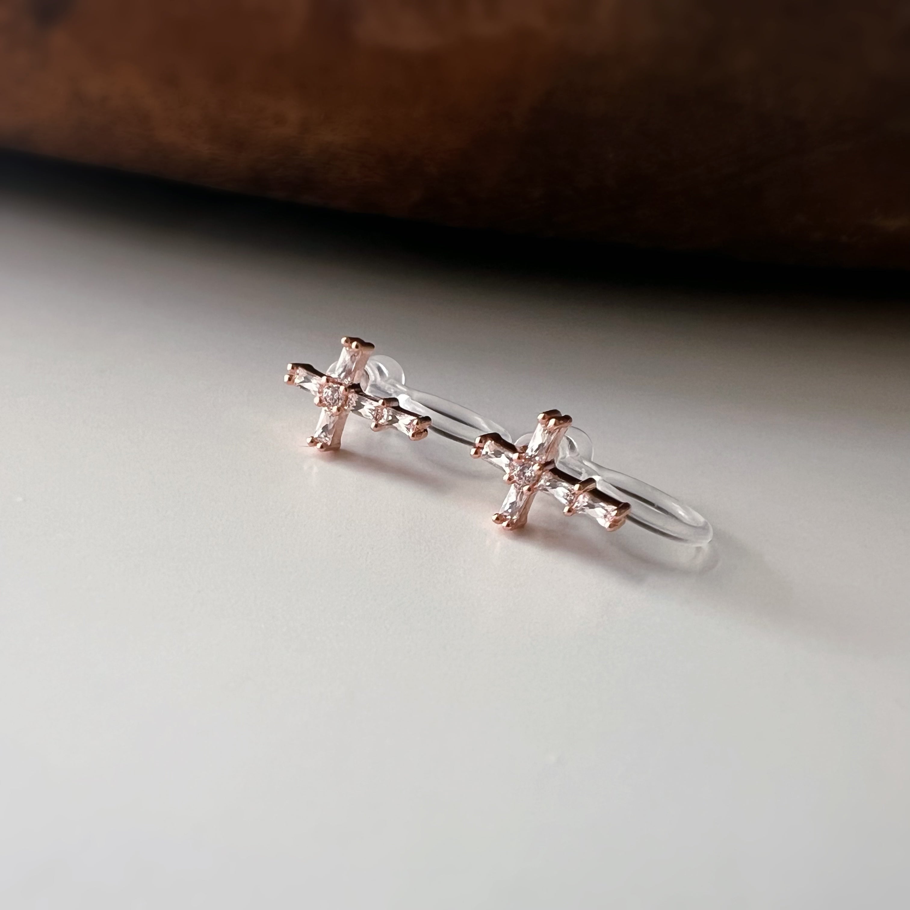 Clips d’oreilles sans perçage croix fine strass