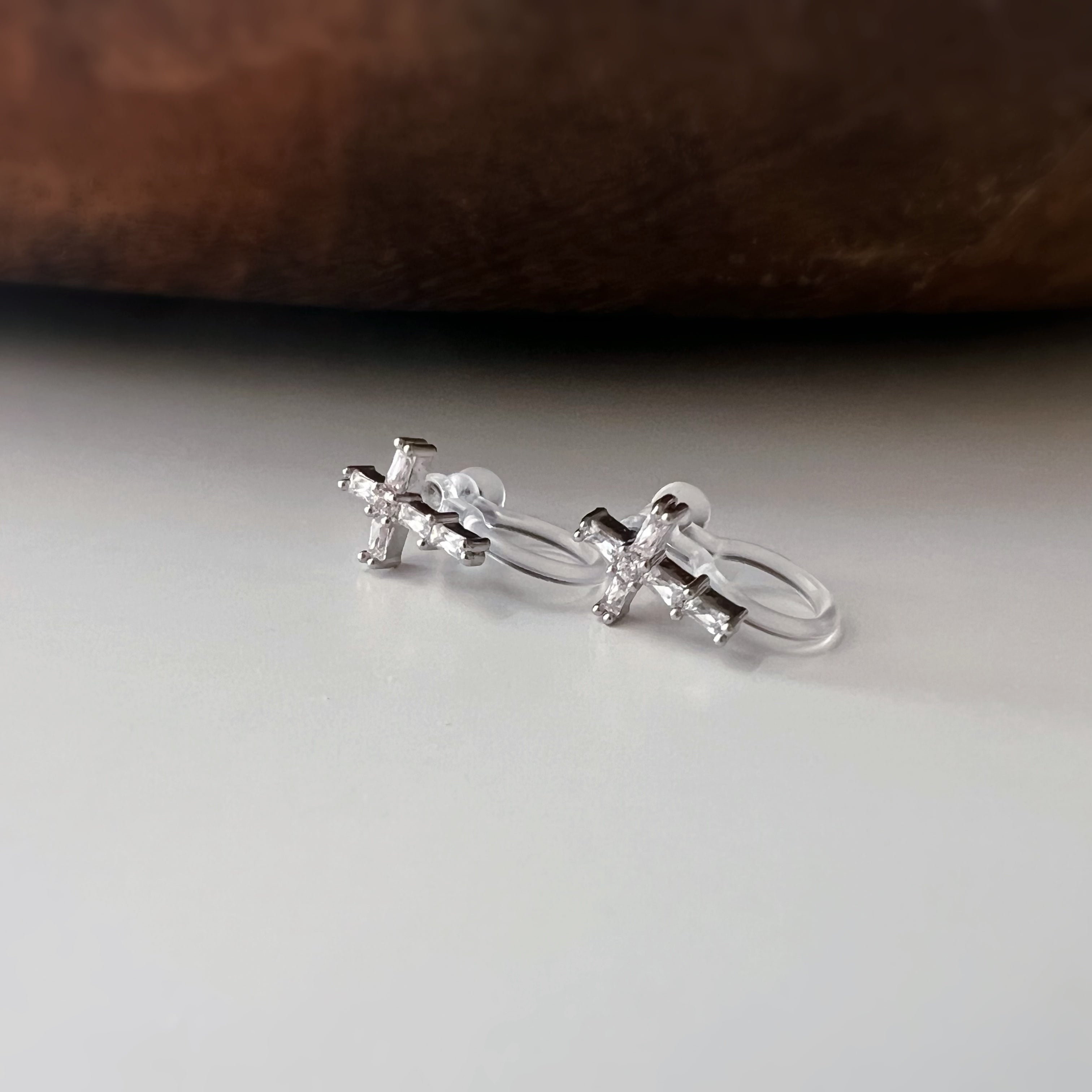 Clips d’oreilles sans perçage croix fine strass
