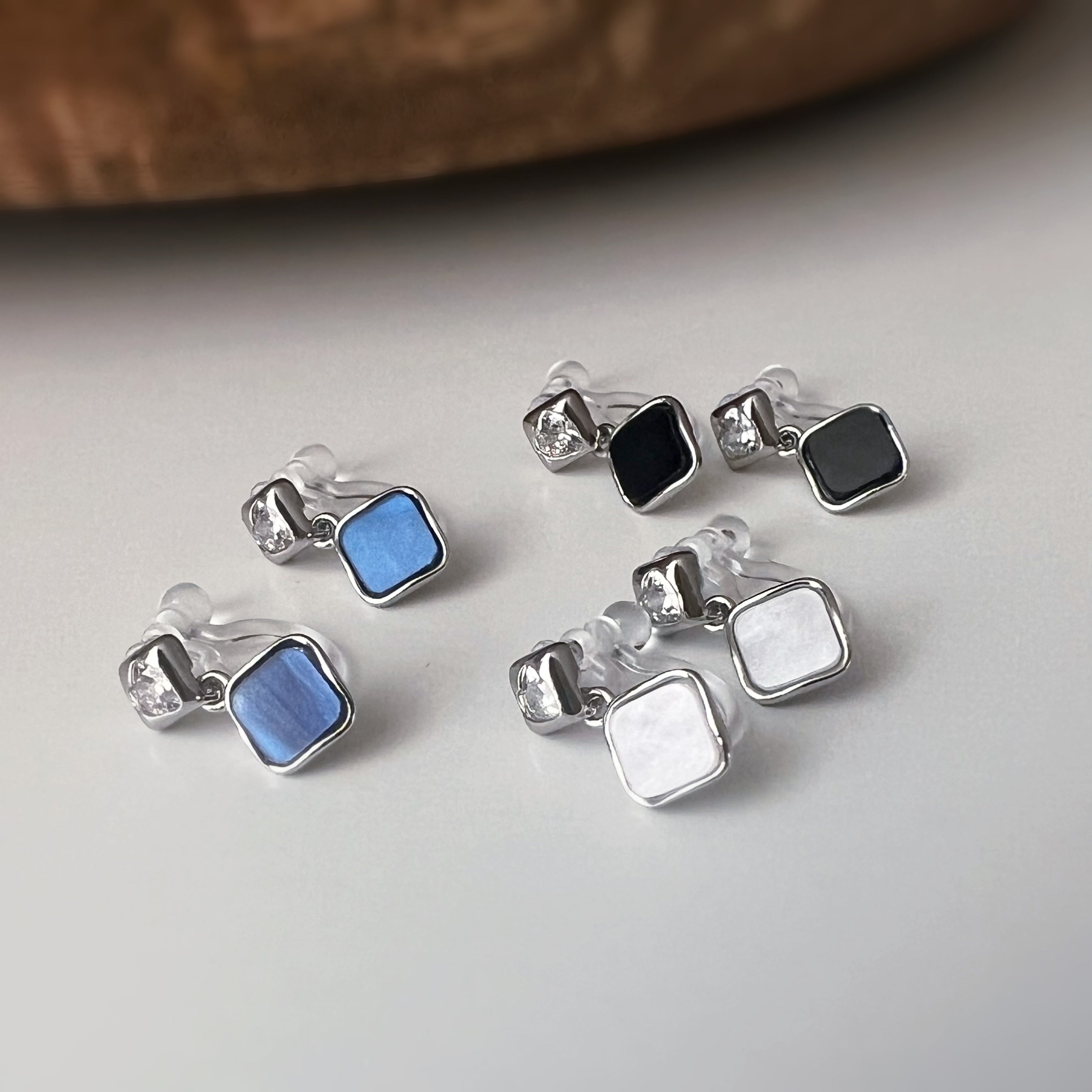 Clips d’oreilles carrés émaillés argent, bleu nacré, noir ou blanc