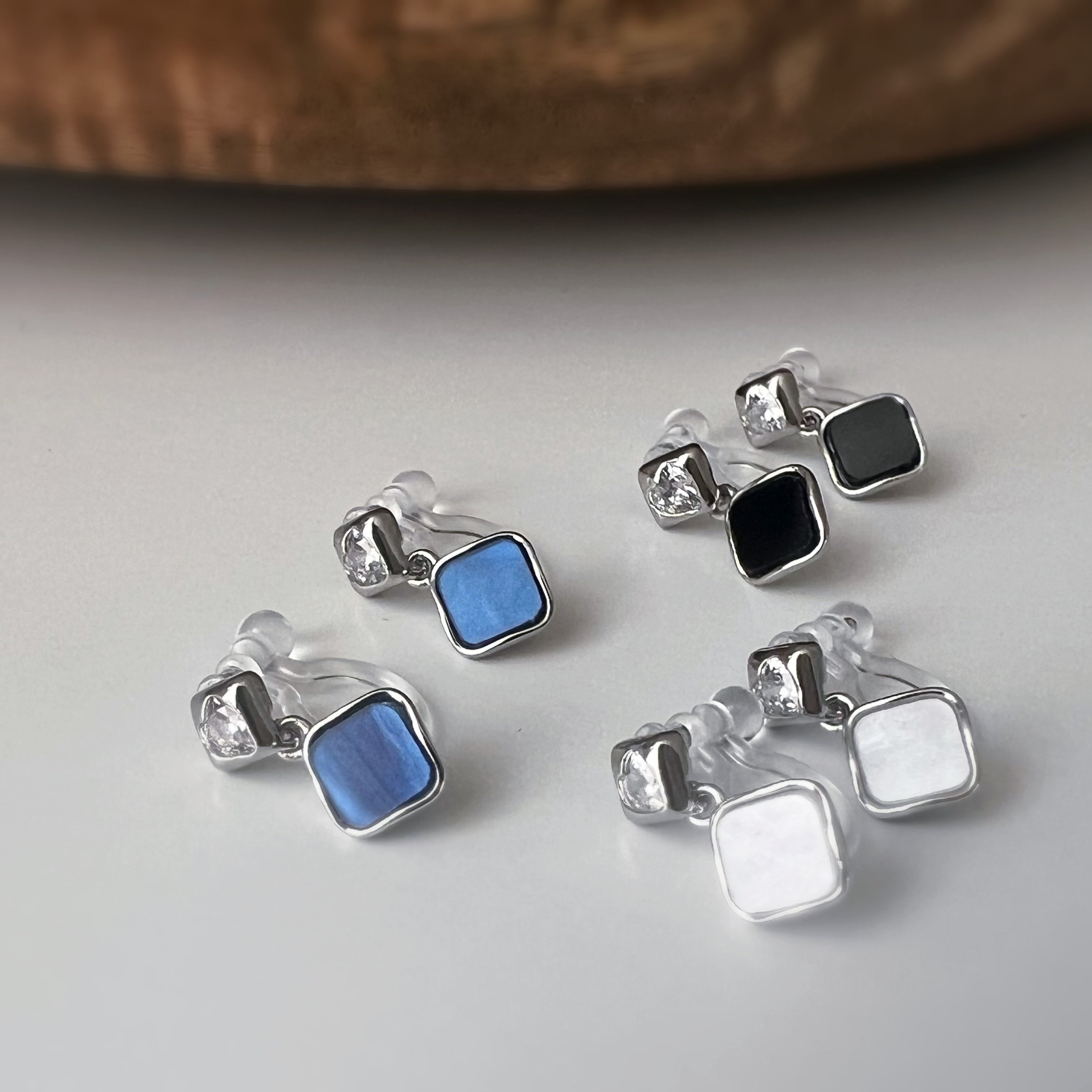 Clips d’oreilles carrés émaillés argent, bleu nacré, noir ou blanc