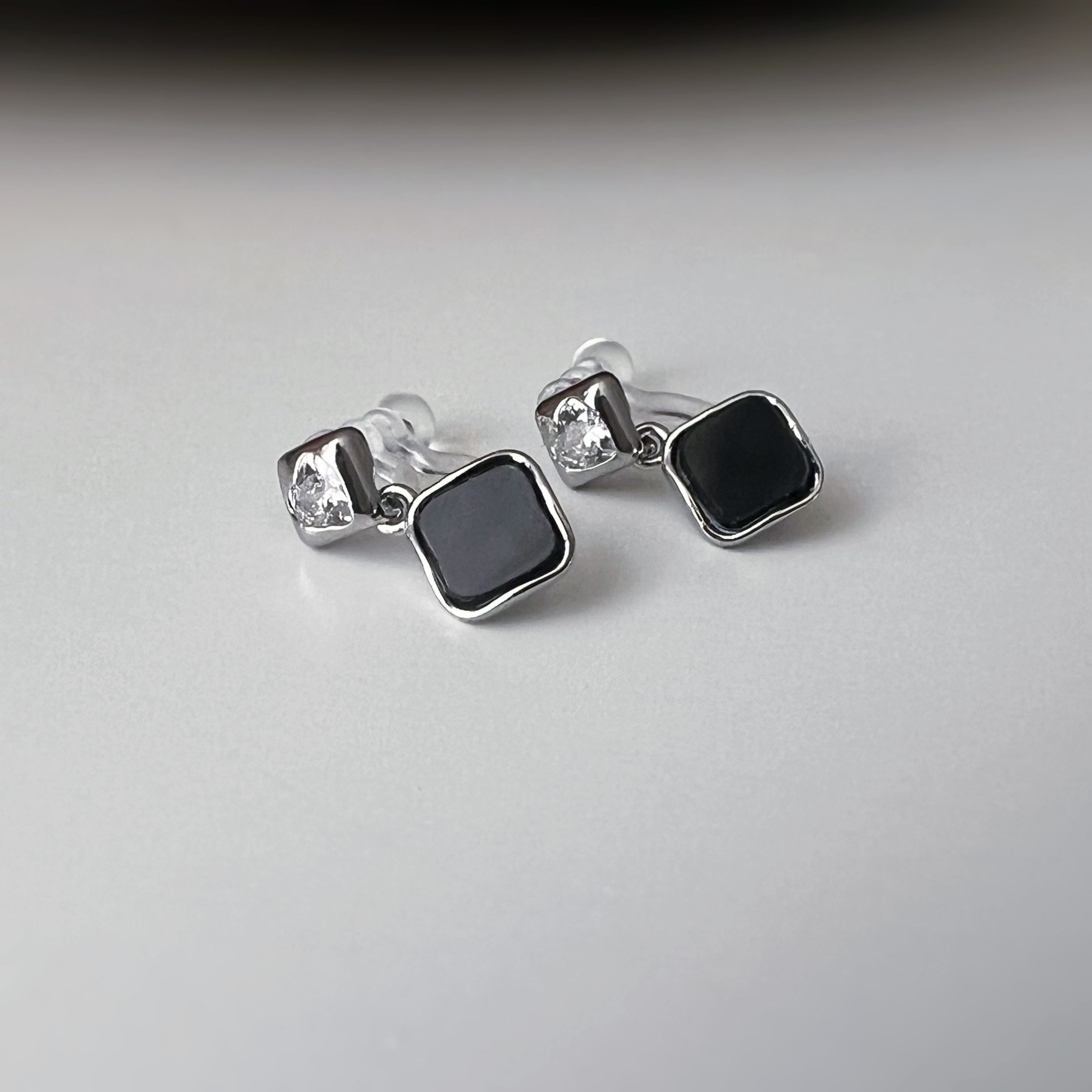 Clips d’oreilles carrés émaillés argent, bleu nacré, noir ou blanc