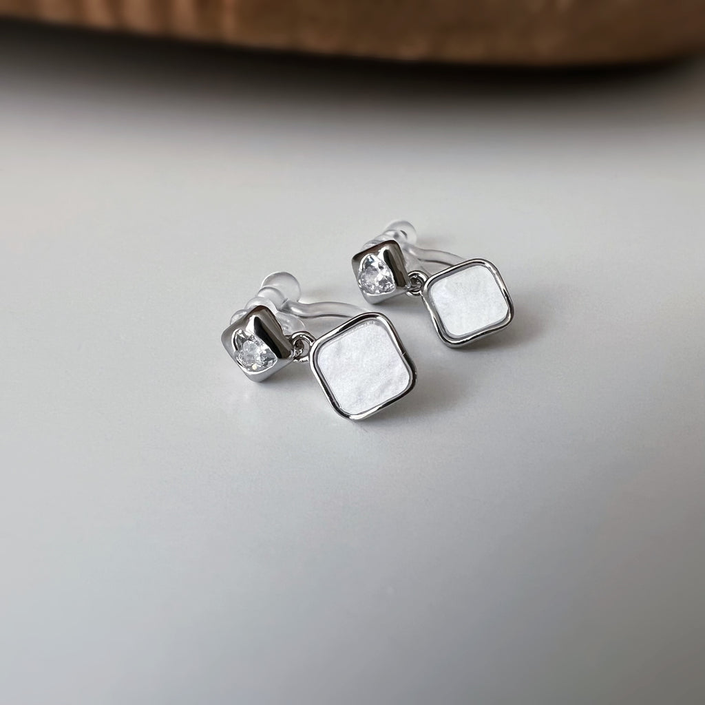 Clips d’oreilles carrés émaillés argent, bleu nacré, noir ou blanc
