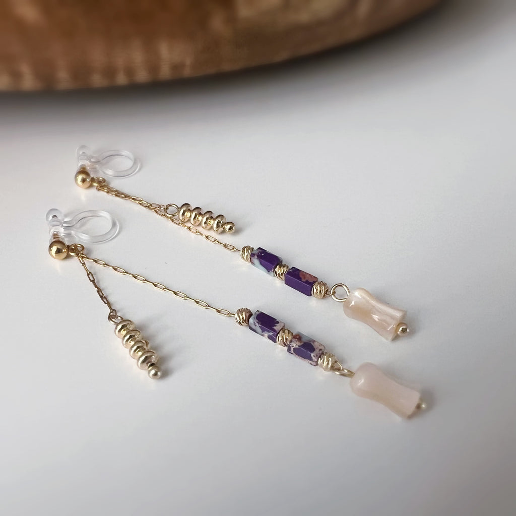 Clips d’oreilles pendants fleur, couleur or perles violettes