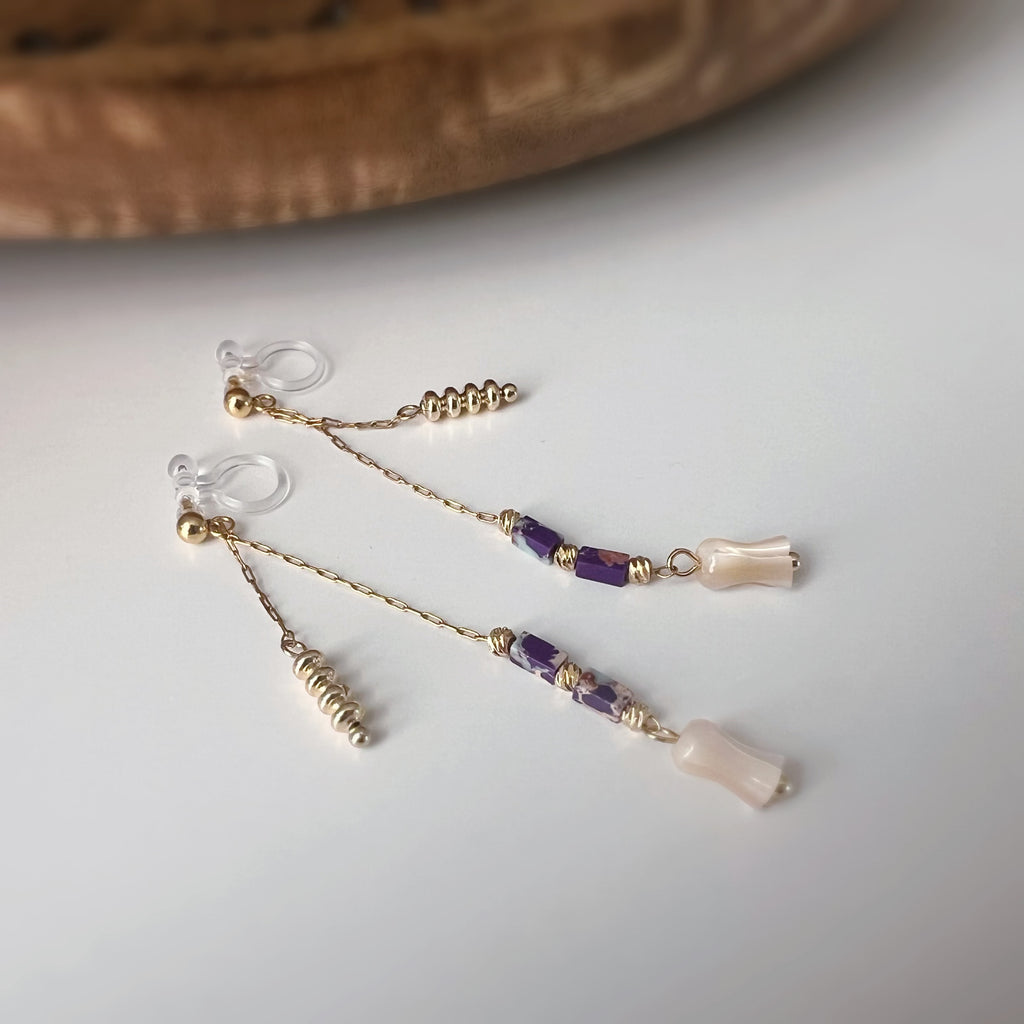 Clips d’oreilles pendants fleur, couleur or perles violettes