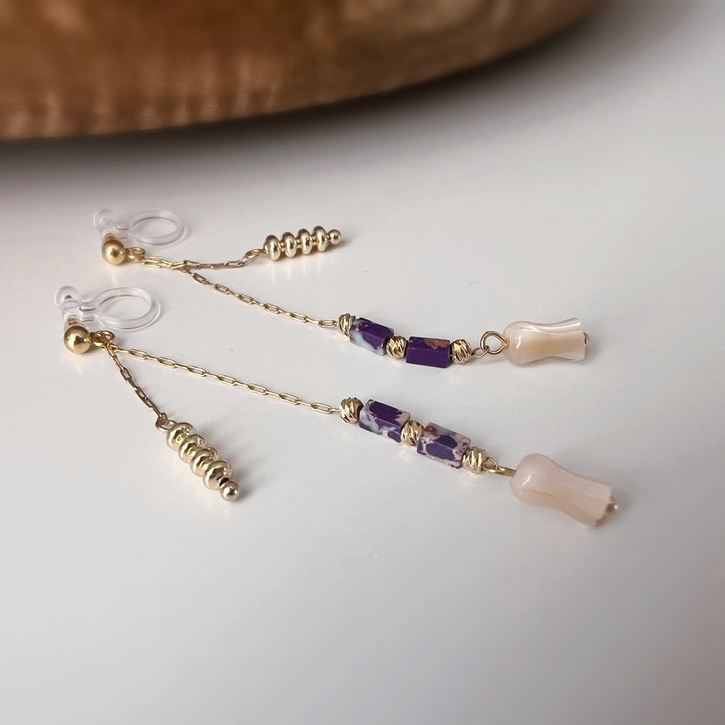 Clips d’oreilles pendants fleur, couleur or perles violettes