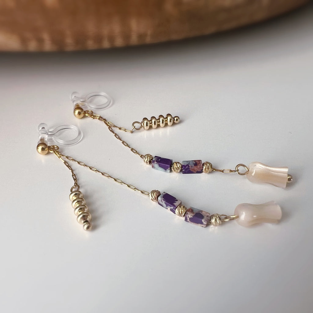 Clips d’oreilles pendants fleur, couleur or perles violettes