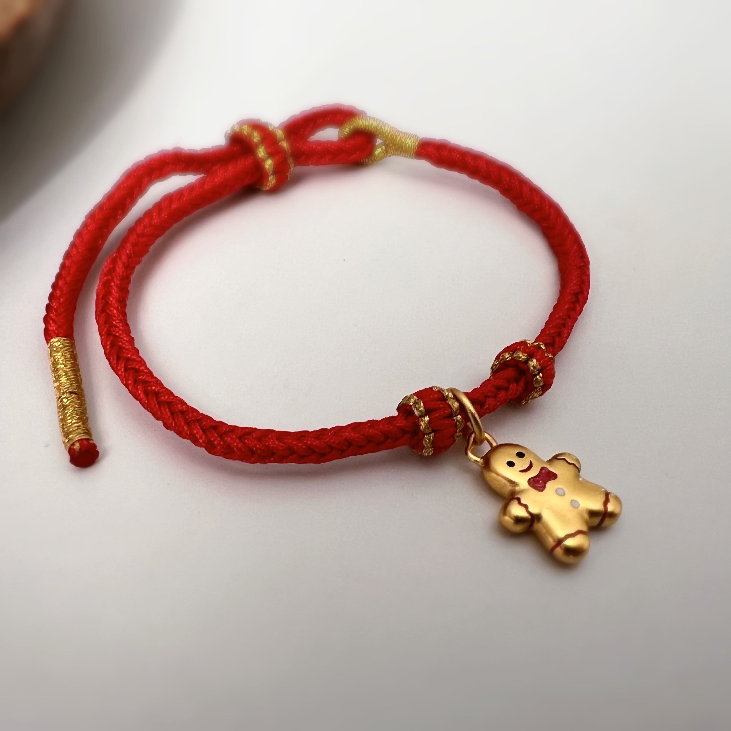 Bracelet de Noël tressé avec pain d’épices doré