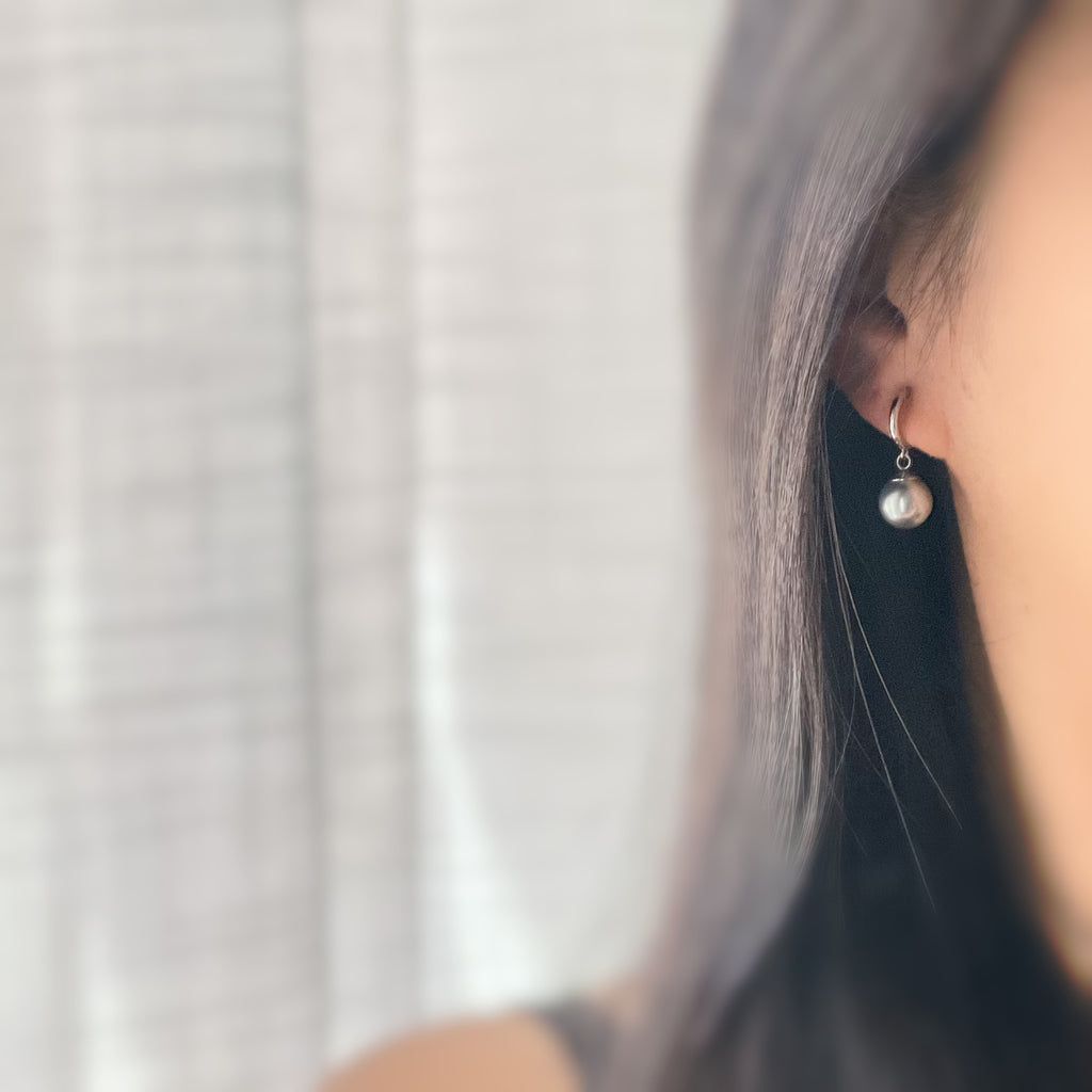 Clips d’oreilles perle grise nacrée