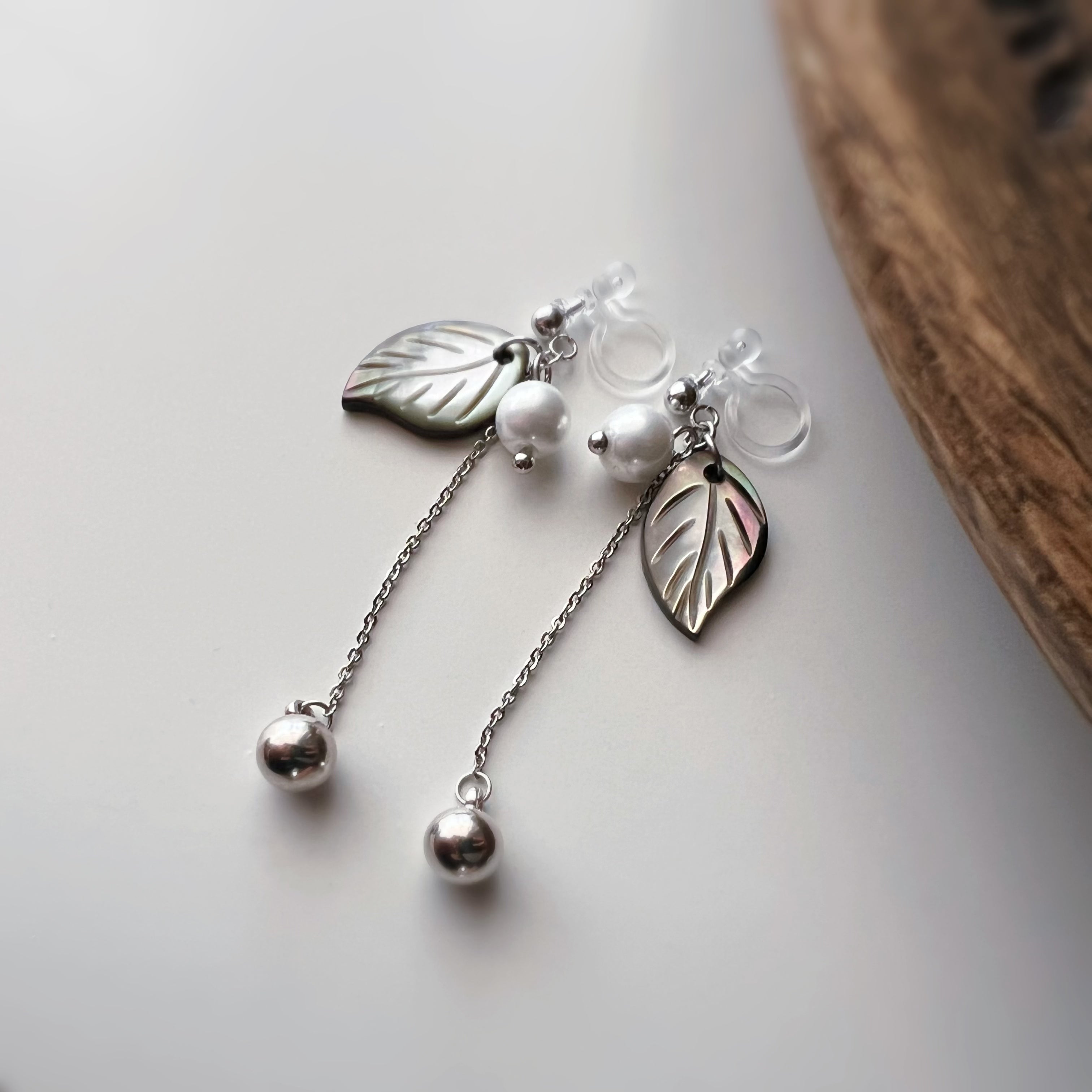 Clips d’oreilles feuille coquillage nacré