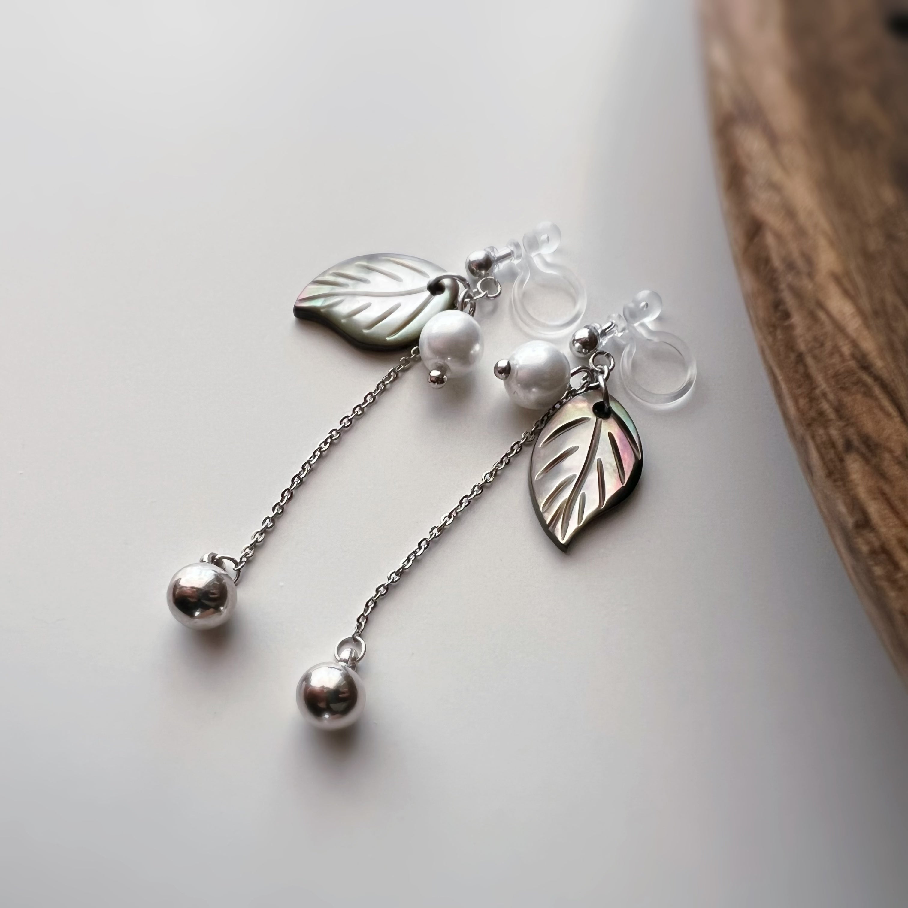 Clips d’oreilles feuille coquillage nacré