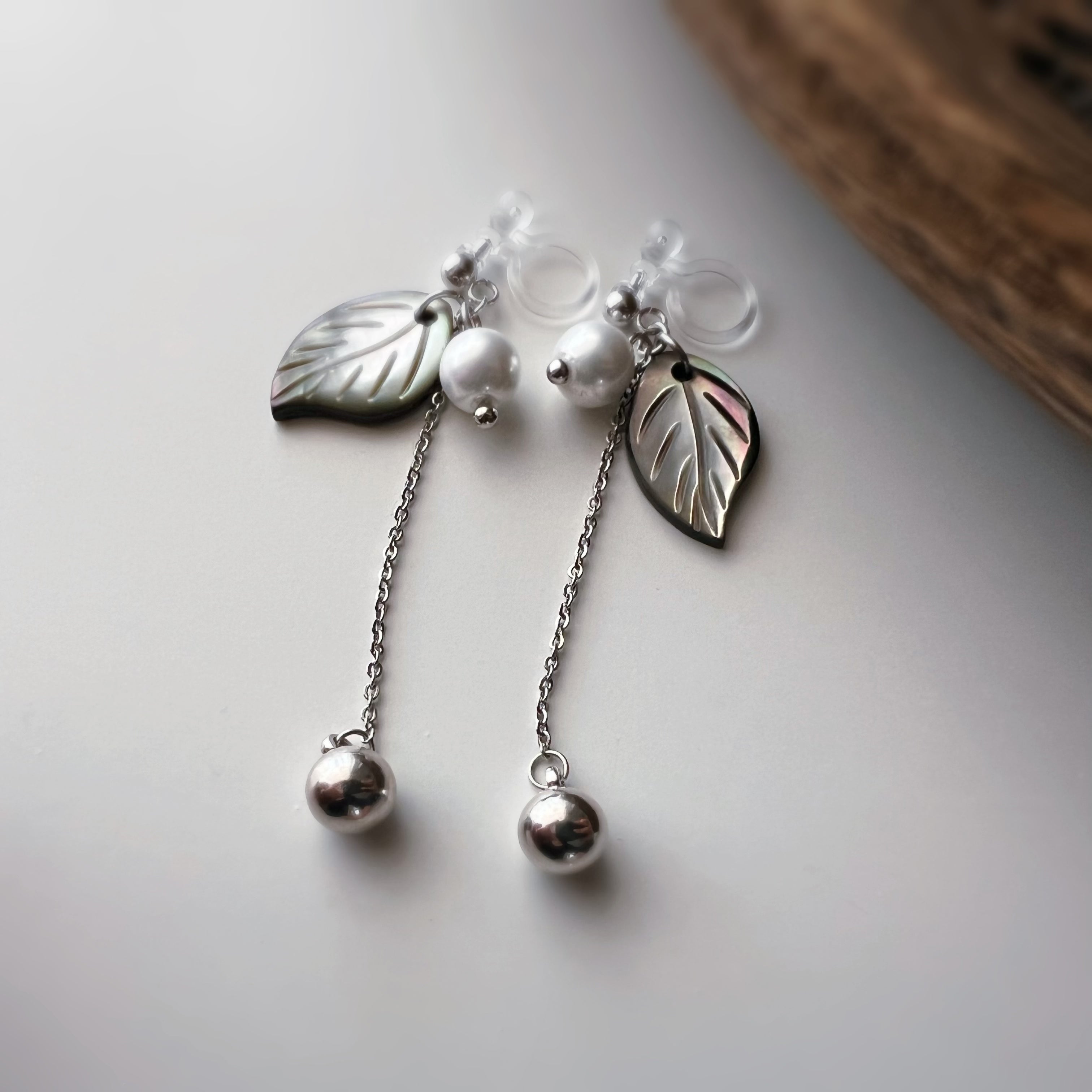 Clips d’oreilles feuille coquillage nacré