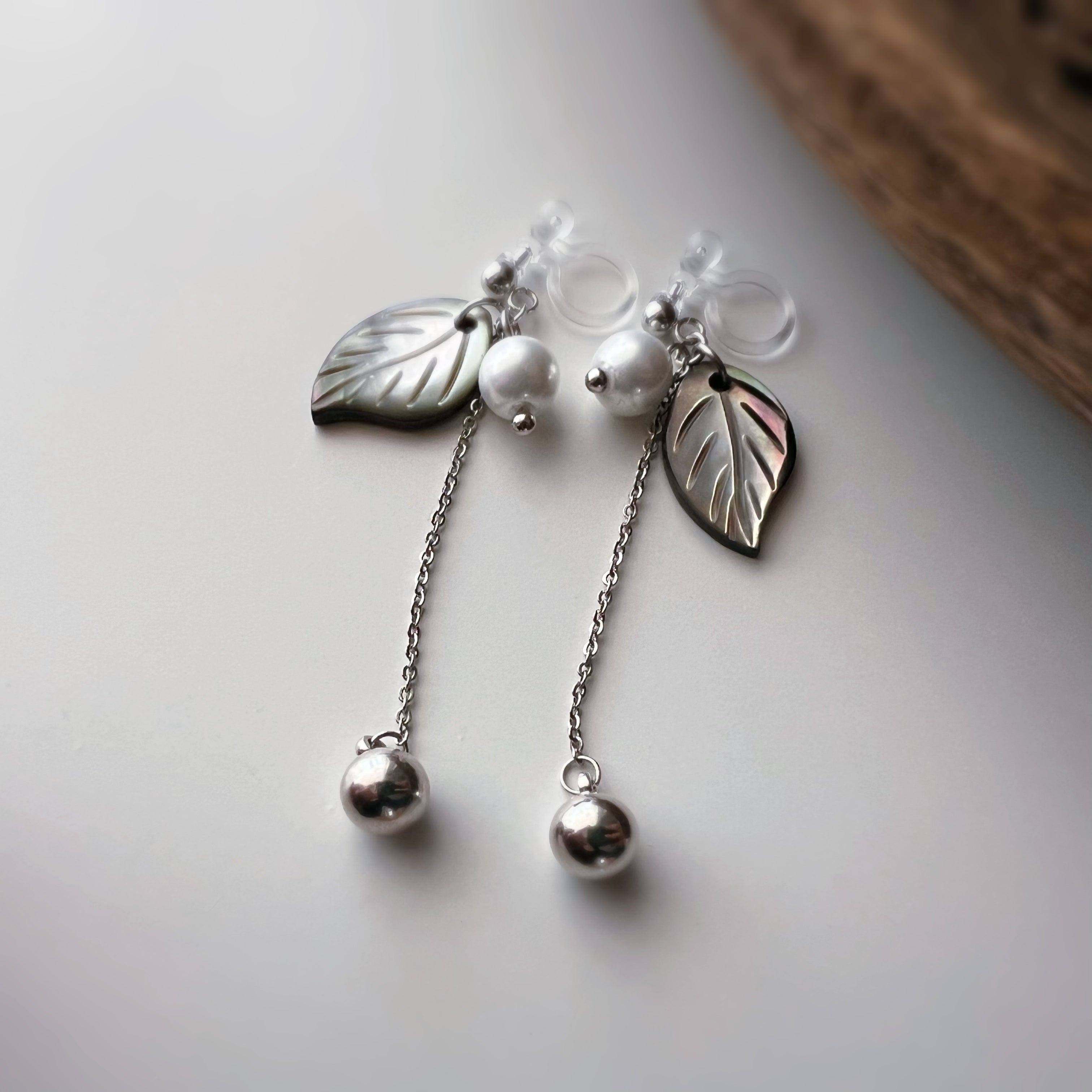 Clips d’oreilles feuille coquillage nacré