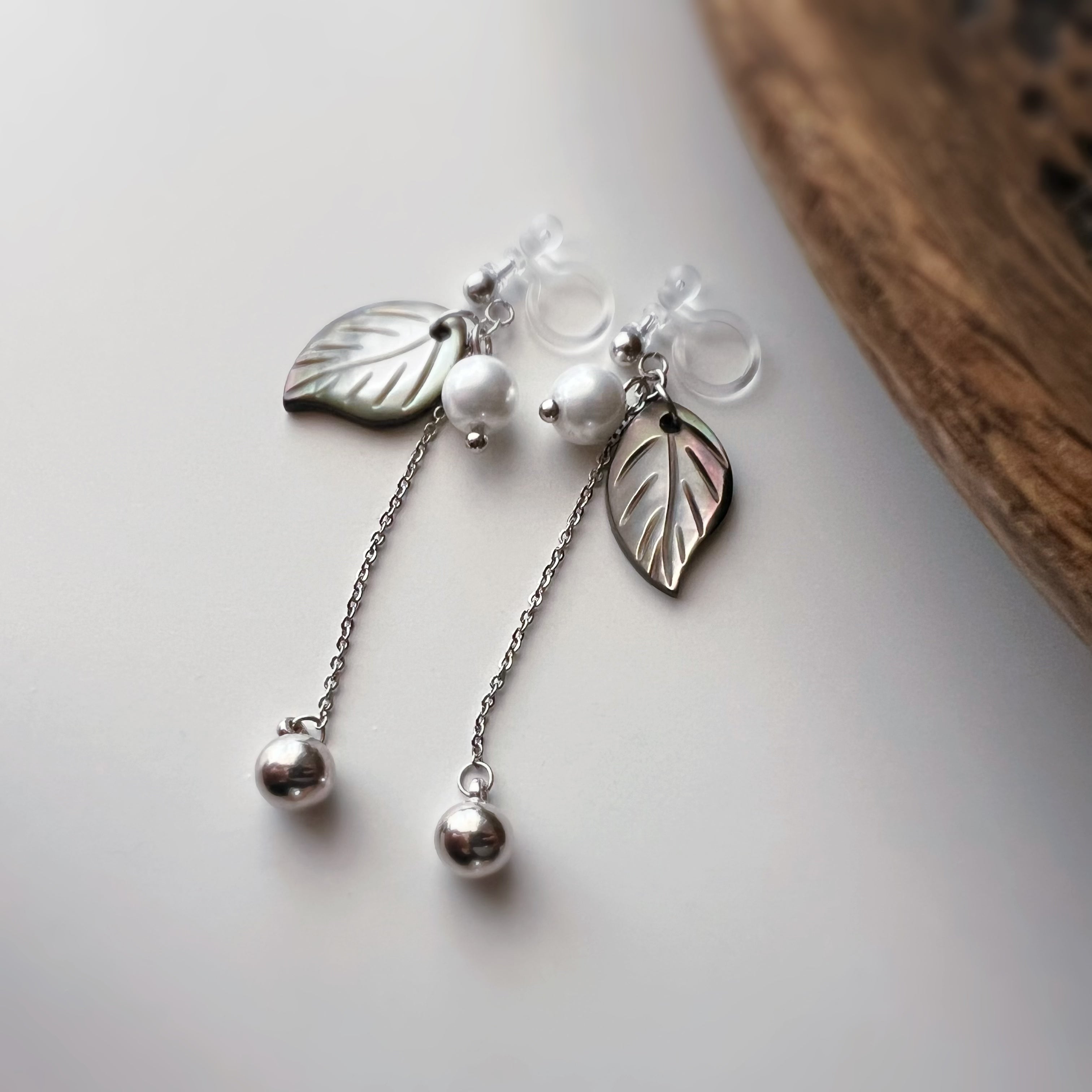 Clips d’oreilles feuille coquillage nacré