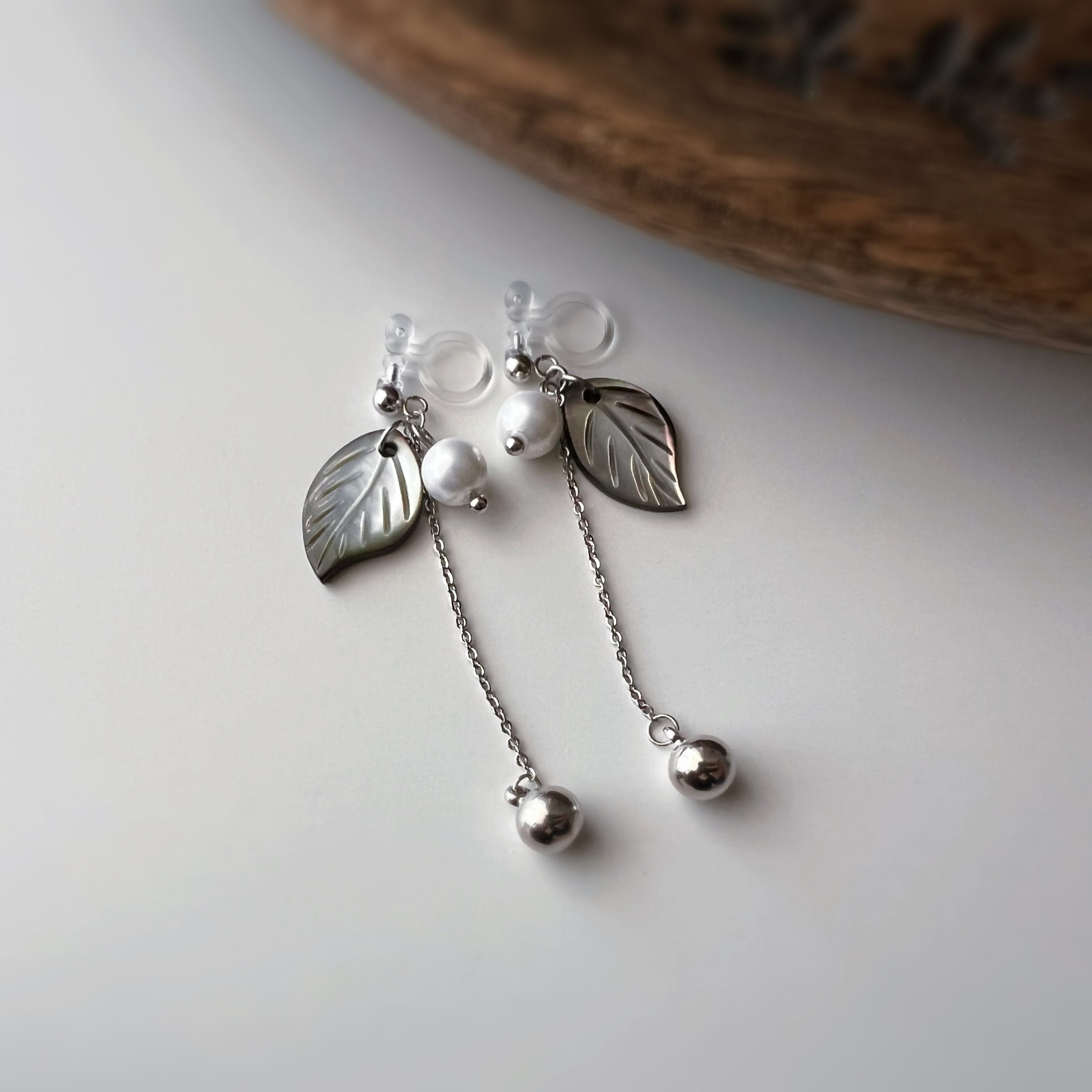 Clips d’oreilles feuille coquillage nacré