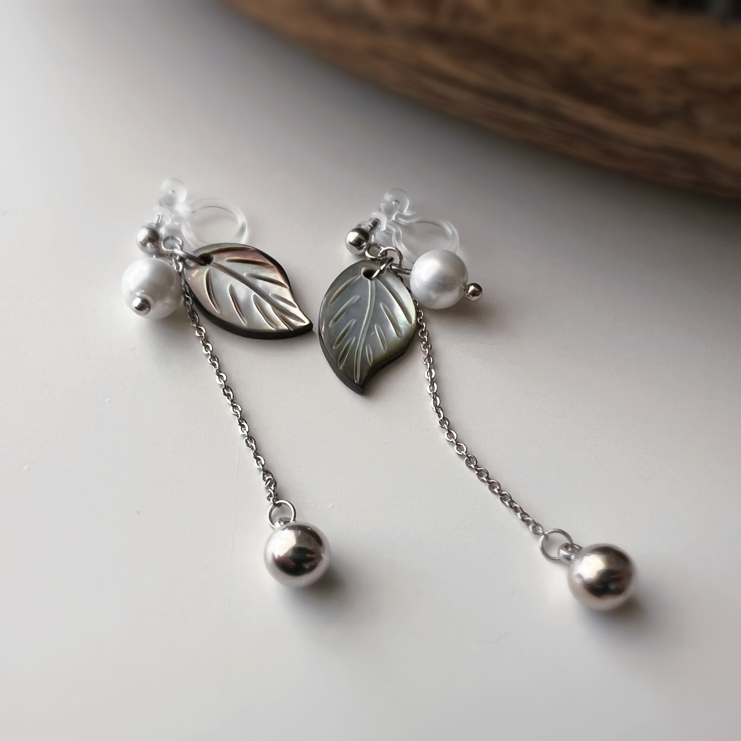 Clips d’oreilles feuille coquillage nacré